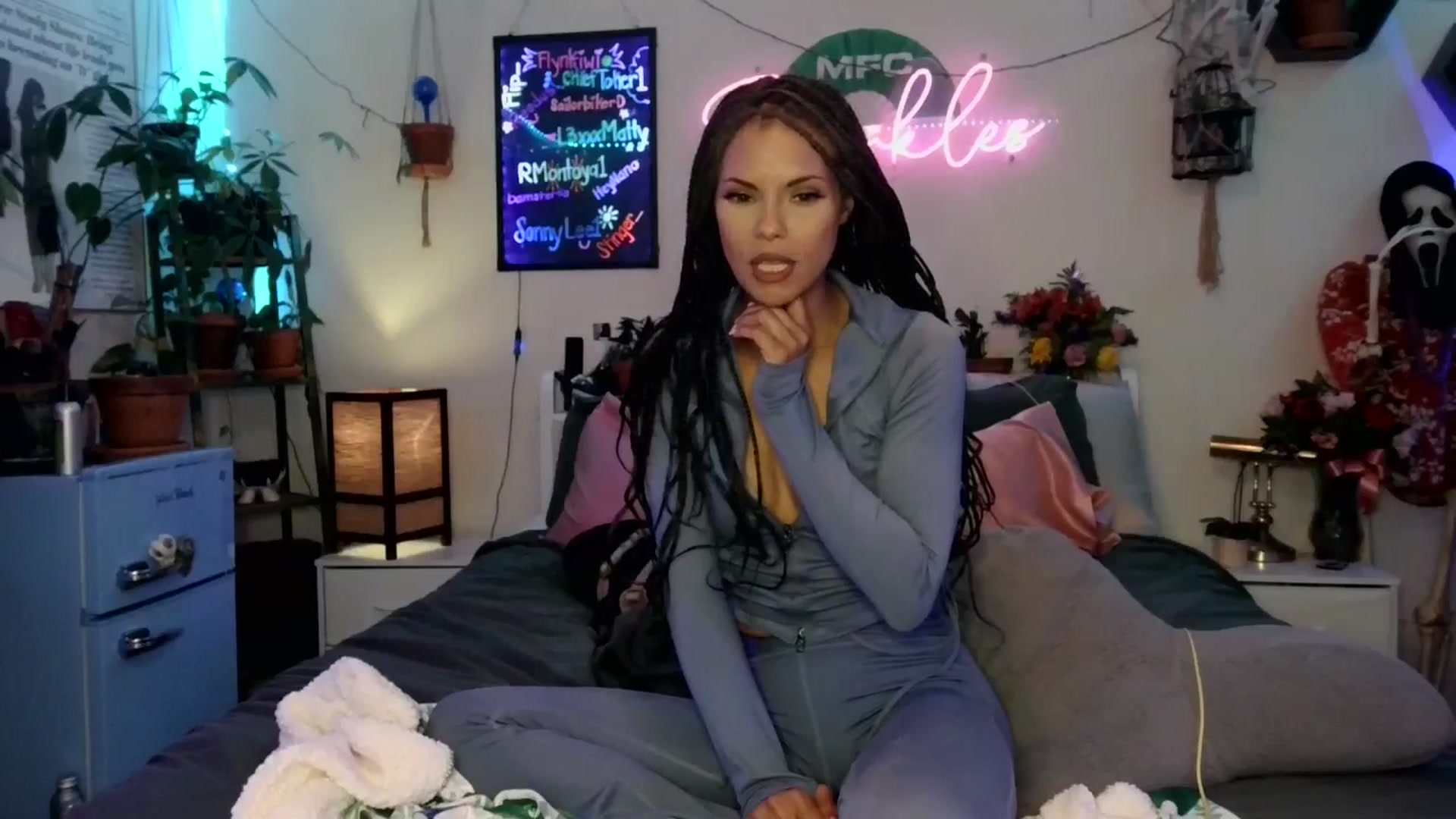 Gallery image thumbnail from SPARKL3S's myfreecams stream on, 10/24/2025, 08:53 image 17 of 20