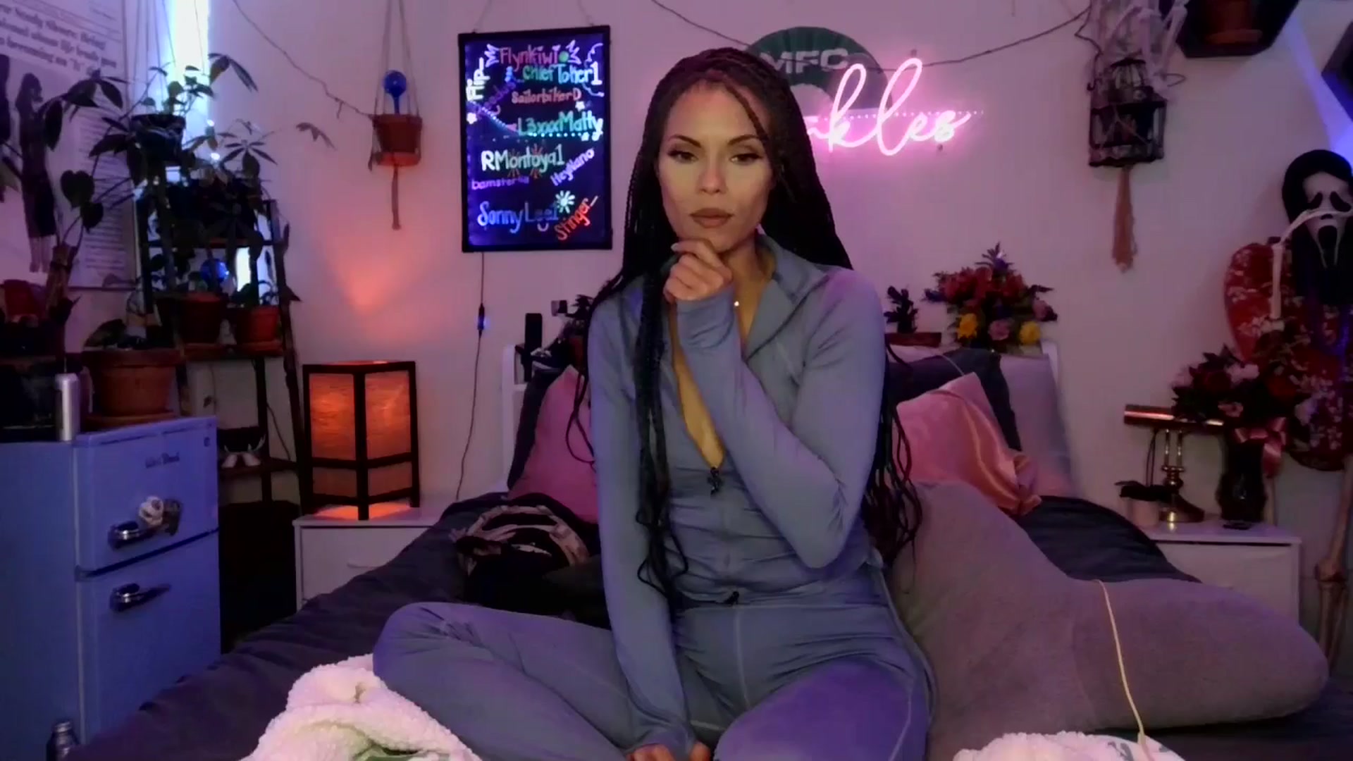 Gallery image thumbnail from SPARKL3S's myfreecams stream on, 10/24/2025, 08:53 image 12 of 20