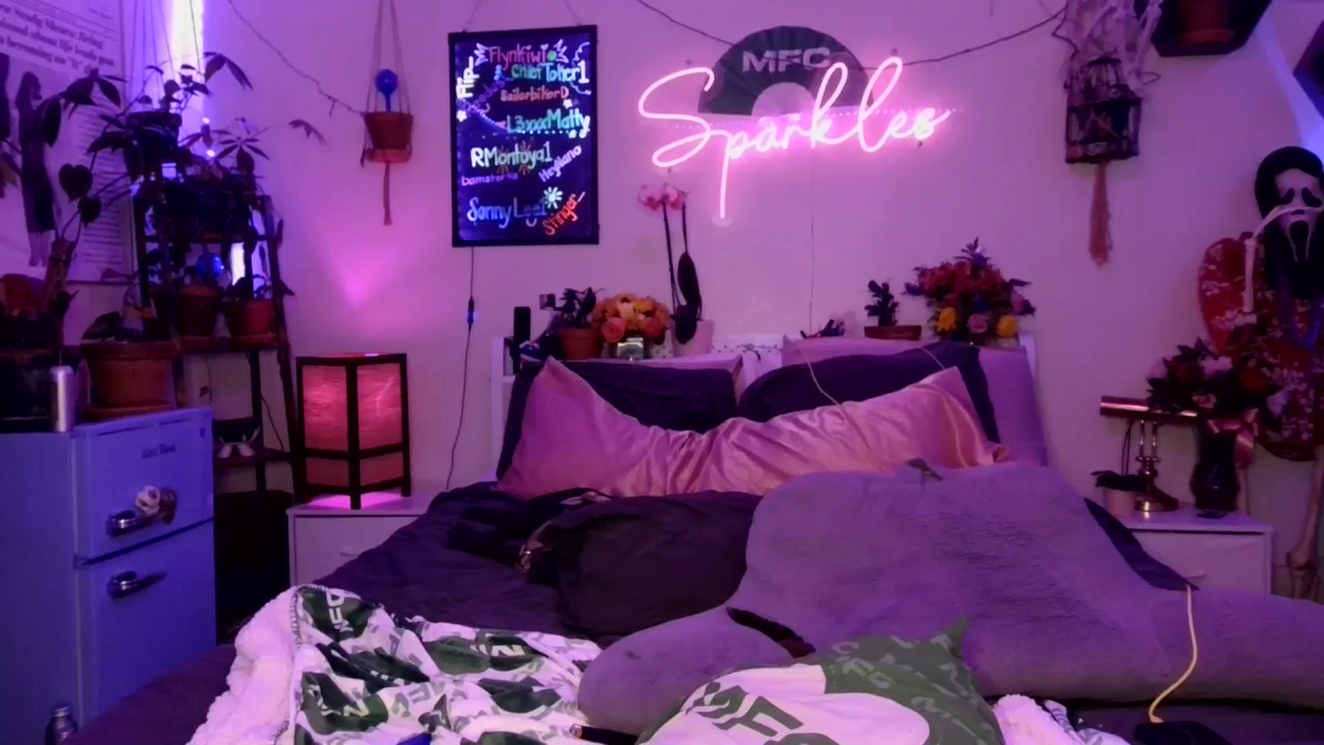 Gallery image thumbnail from SPARKL3S's myfreecams stream on, 10/24/2025, 09:17 image 15 of 20