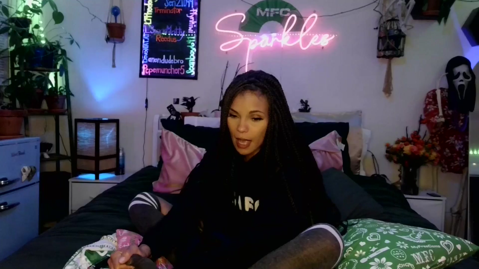Gallery image thumbnail from SPARKL3S's myfreecams stream on, 11/06/2025, 10:22 image 17 of 20