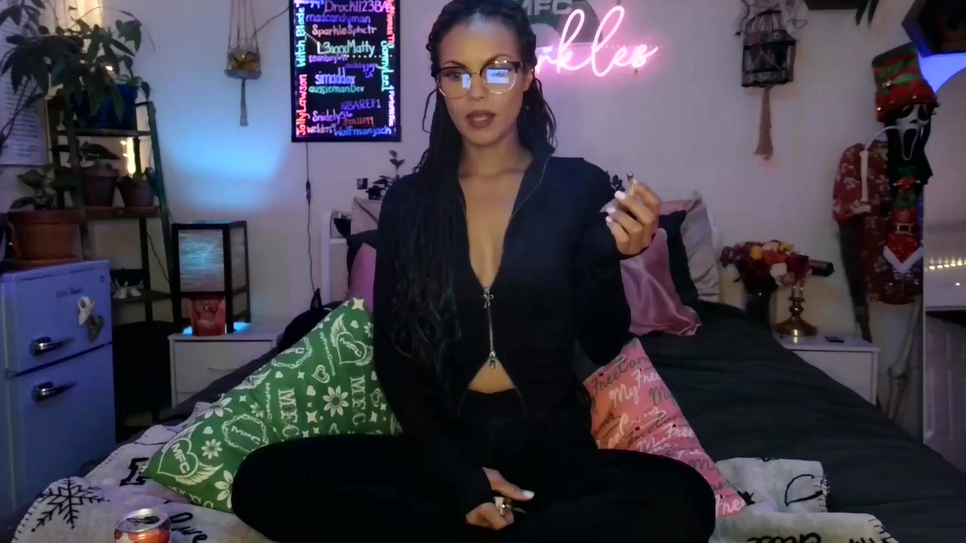 Gallery image thumbnail from SPARKL3S's myfreecams stream on, 12/24/2025, 09:34 image 4 of 20