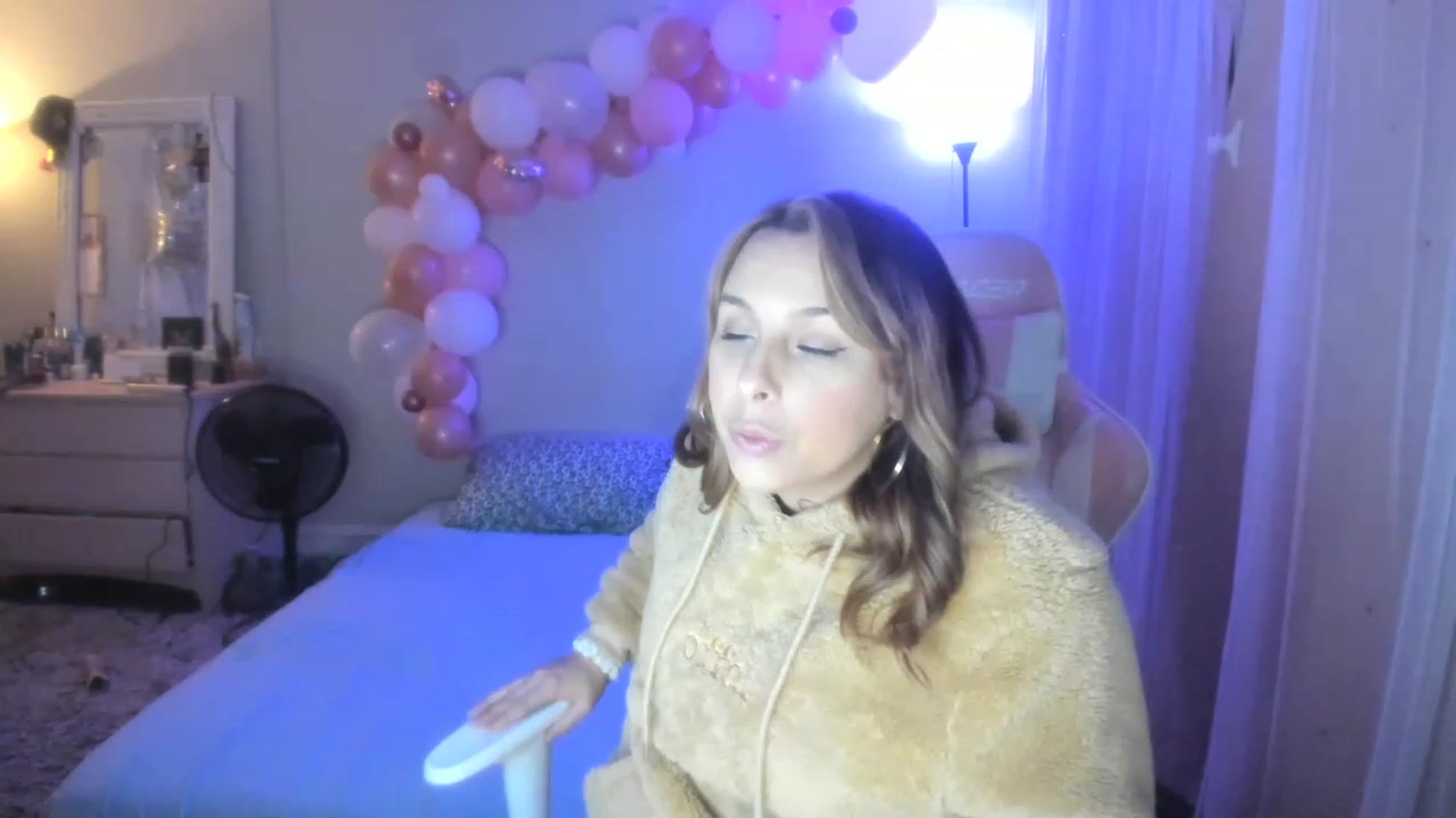 Gallery image thumbnail from SPARKLY8YEARS's myfreecams stream on, 12/16/2022, 09:15 image 17 of 20