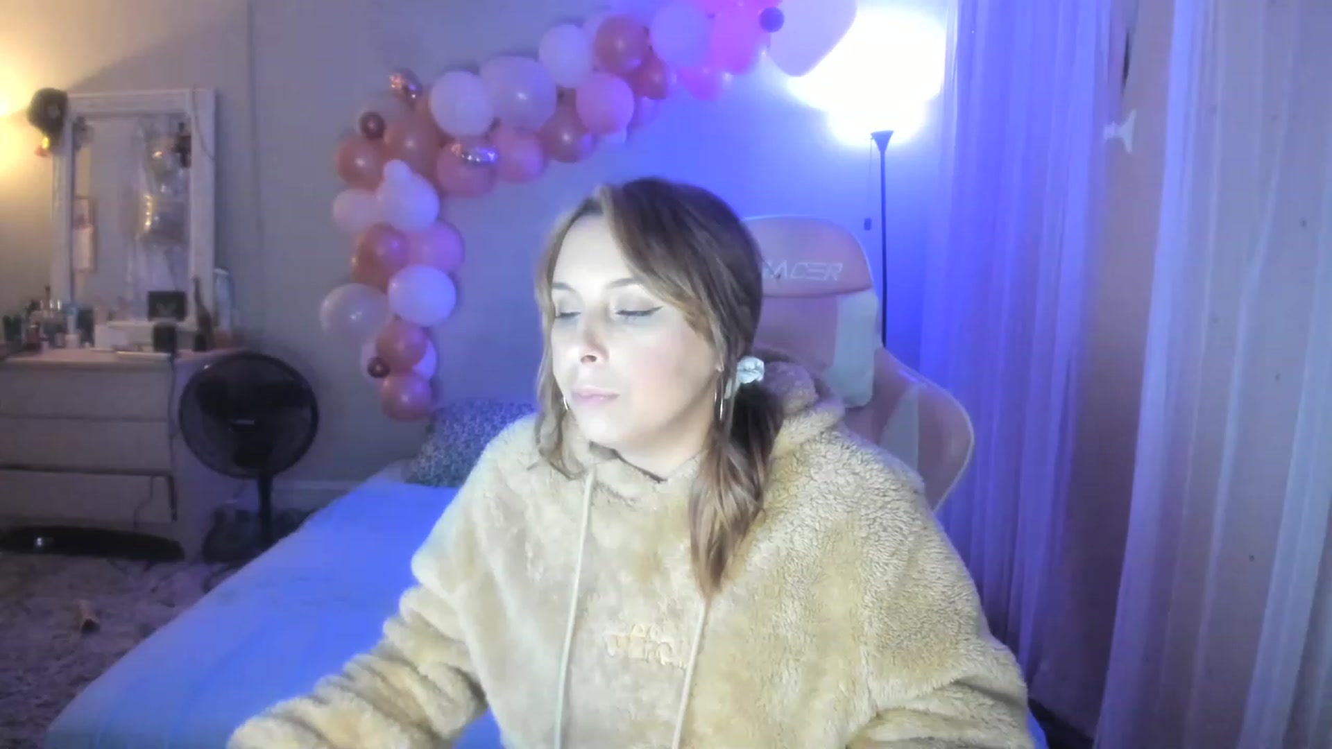 Gallery image thumbnail from SPARKLY8YEARS's myfreecams stream on, 12/16/2022, 09:15 image 12 of 20