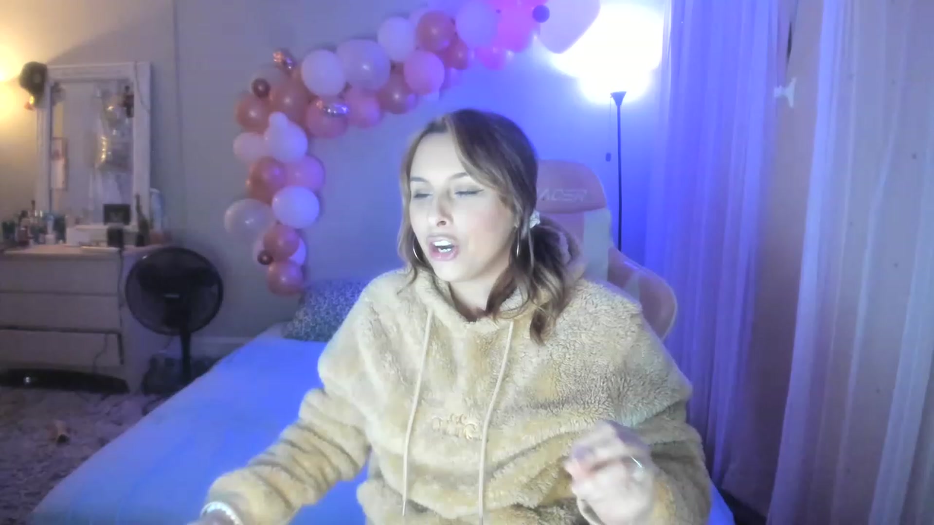 Gallery image thumbnail from SPARKLY8YEARS's myfreecams stream on, 12/16/2022, 09:15 image 9 of 20