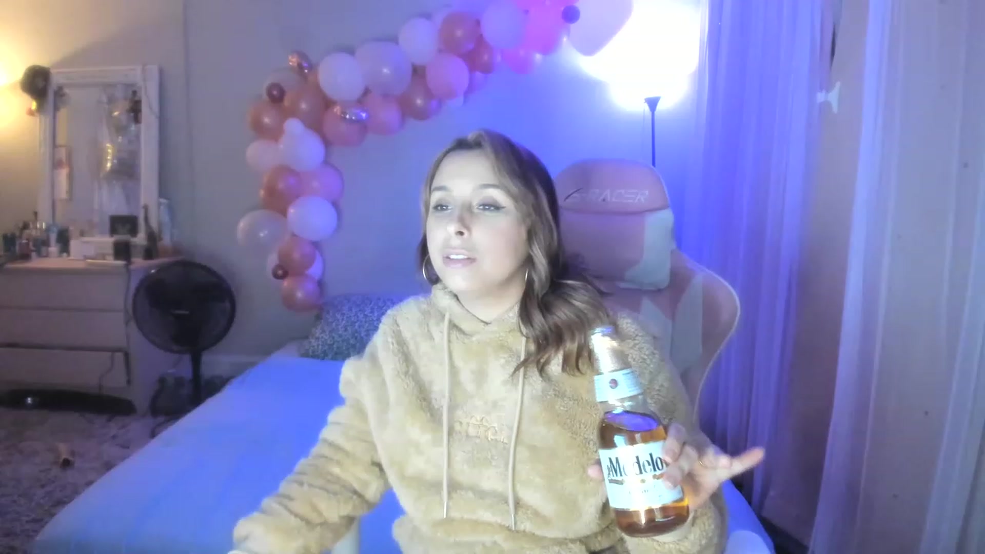 Gallery image thumbnail from SPARKLY8YEARS's myfreecams stream on, 12/16/2022, 09:15 image 18 of 20