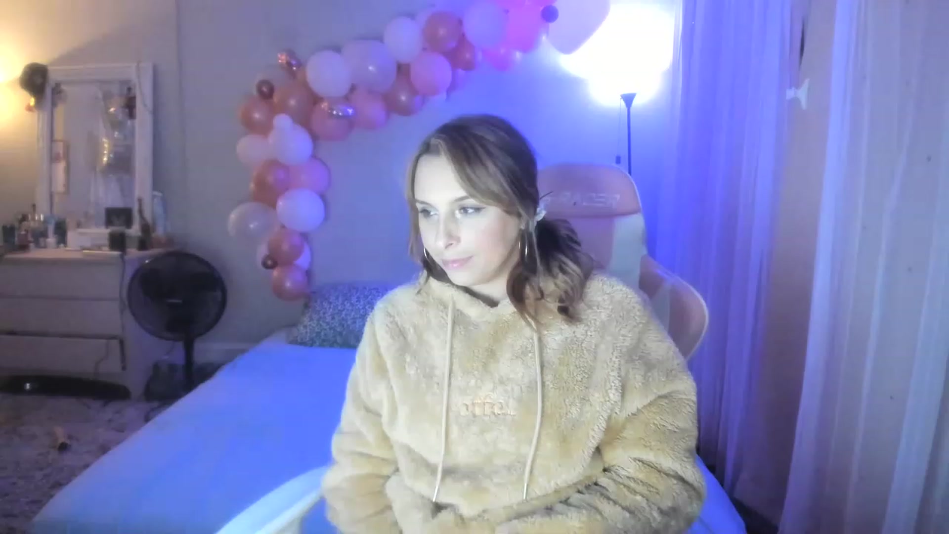 Gallery image thumbnail from SPARKLY8YEARS's myfreecams stream on, 12/16/2022, 09:15 image 10 of 20