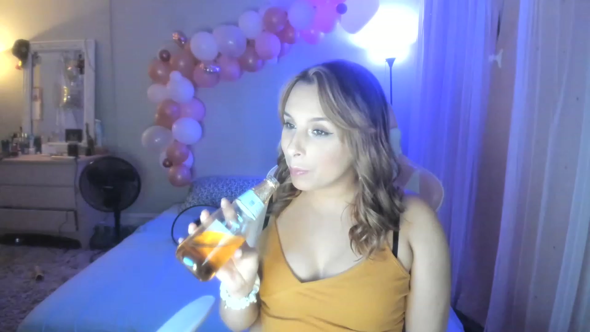 Gallery image thumbnail from SPARKLY8YEARS's myfreecams stream on, 12/16/2022, 09:15 image 6 of 20