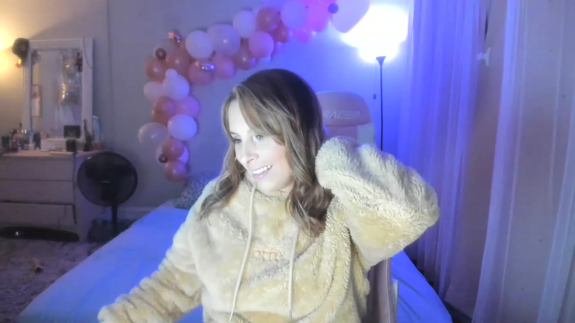 Gallery image thumbnail from SPARKLY8YEARS's myfreecams stream on, 12/16/2022, 09:15 image 16 of 20