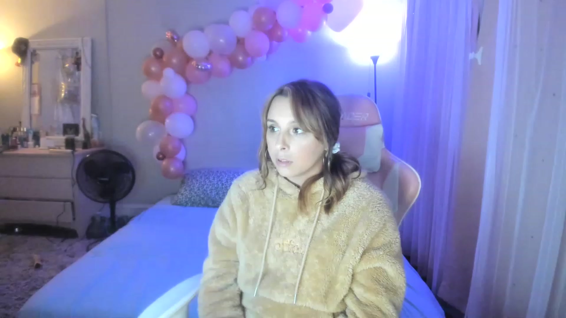 Gallery image thumbnail from SPARKLY8YEARS's myfreecams stream on, 12/16/2022, 09:15 image 13 of 20
