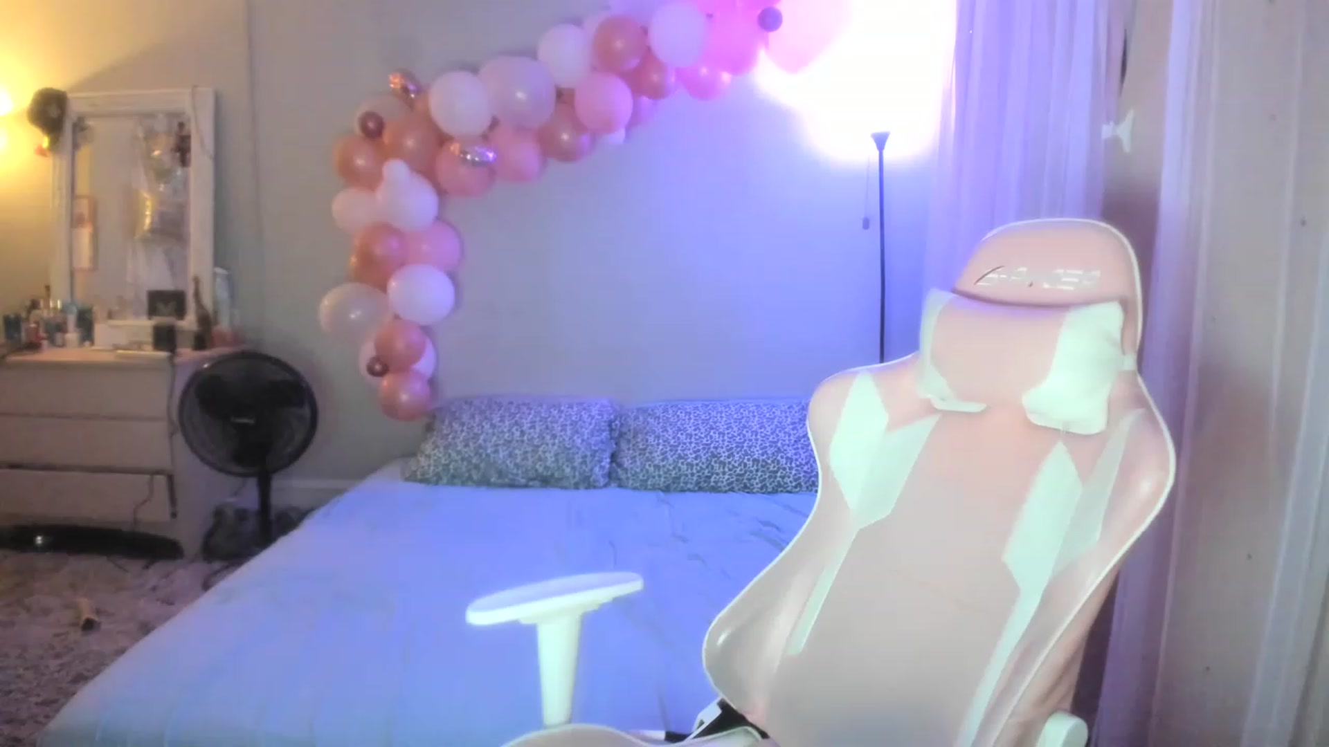 Gallery image thumbnail from SPARKLY8YEARS's myfreecams stream on, 12/16/2022, 09:15 image 15 of 20