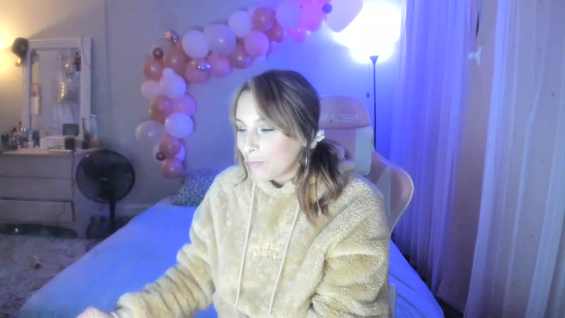 Gallery image thumbnail from SPARKLY8YEARS's myfreecams stream on, 12/16/2022, 09:15 image 8 of 20
