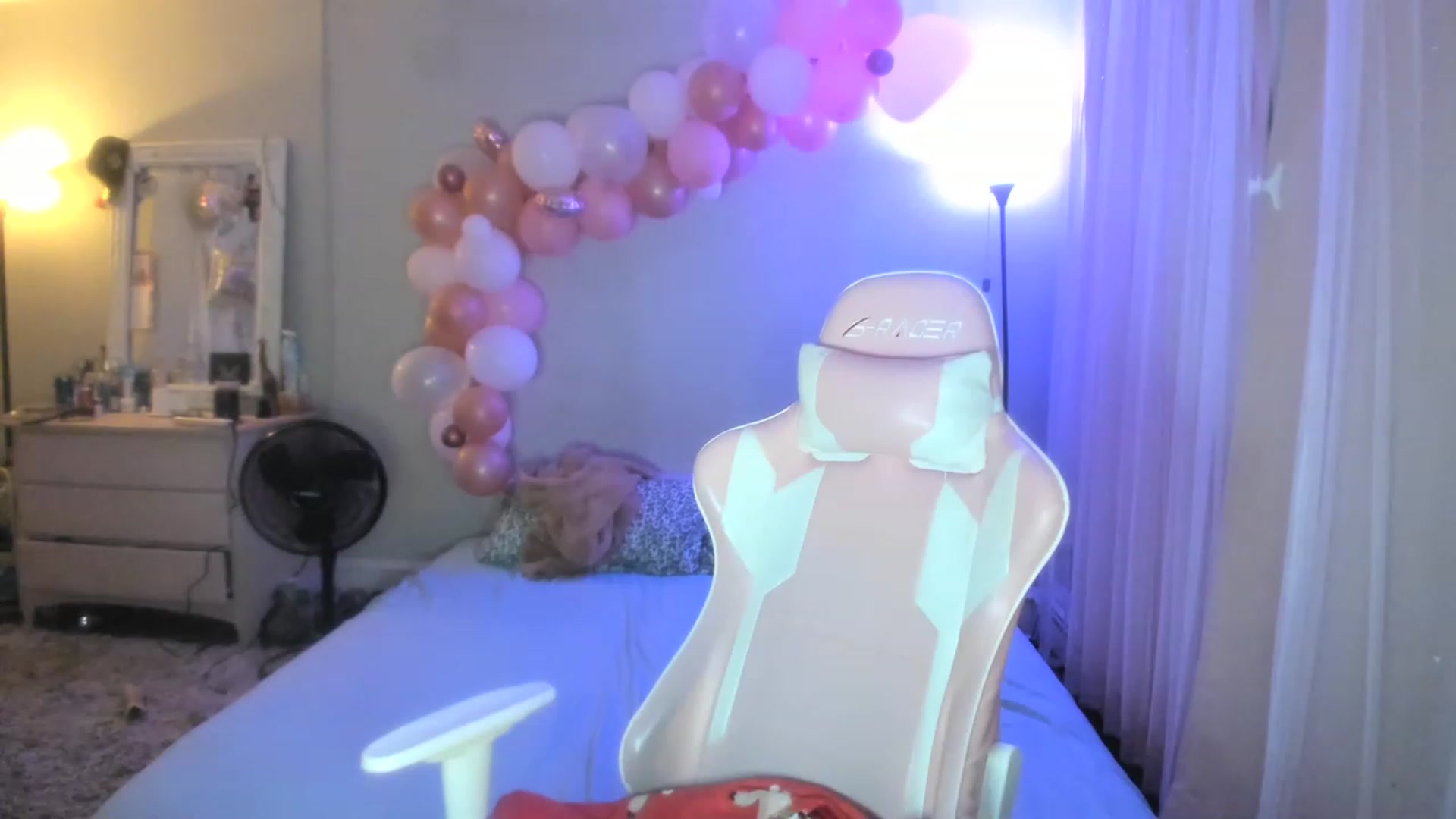 Gallery image thumbnail from SPARKLY8YEARS's myfreecams stream on, 12/16/2022, 12:15 image 15 of 20