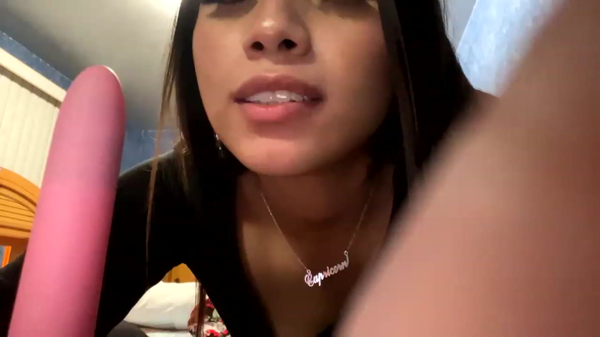 Gallery image thumbnail from SUGALIPS1's myfreecams stream on, 12/25/2022, 12:46 image 8 of 20