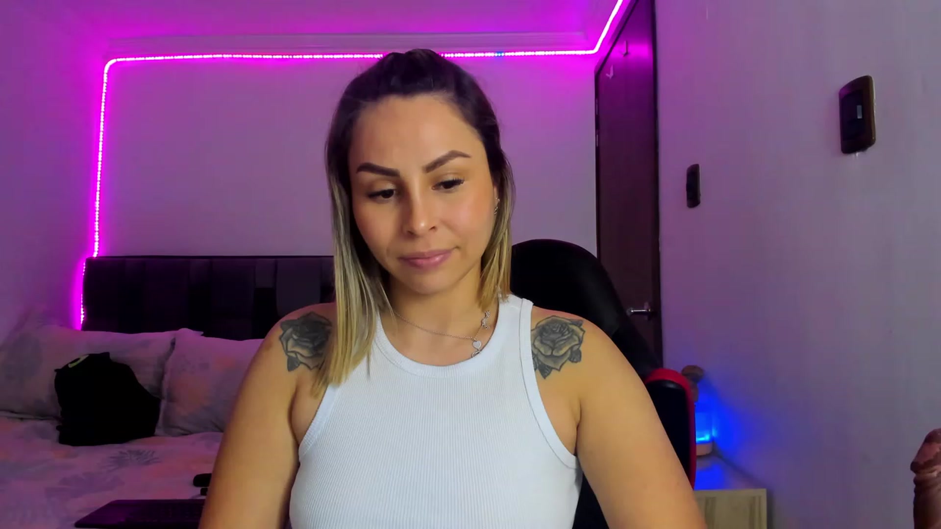 Gallery image thumbnail from SUSYBALE's myfreecams stream on, 11/20/2022, 04:19 image 18 of 20