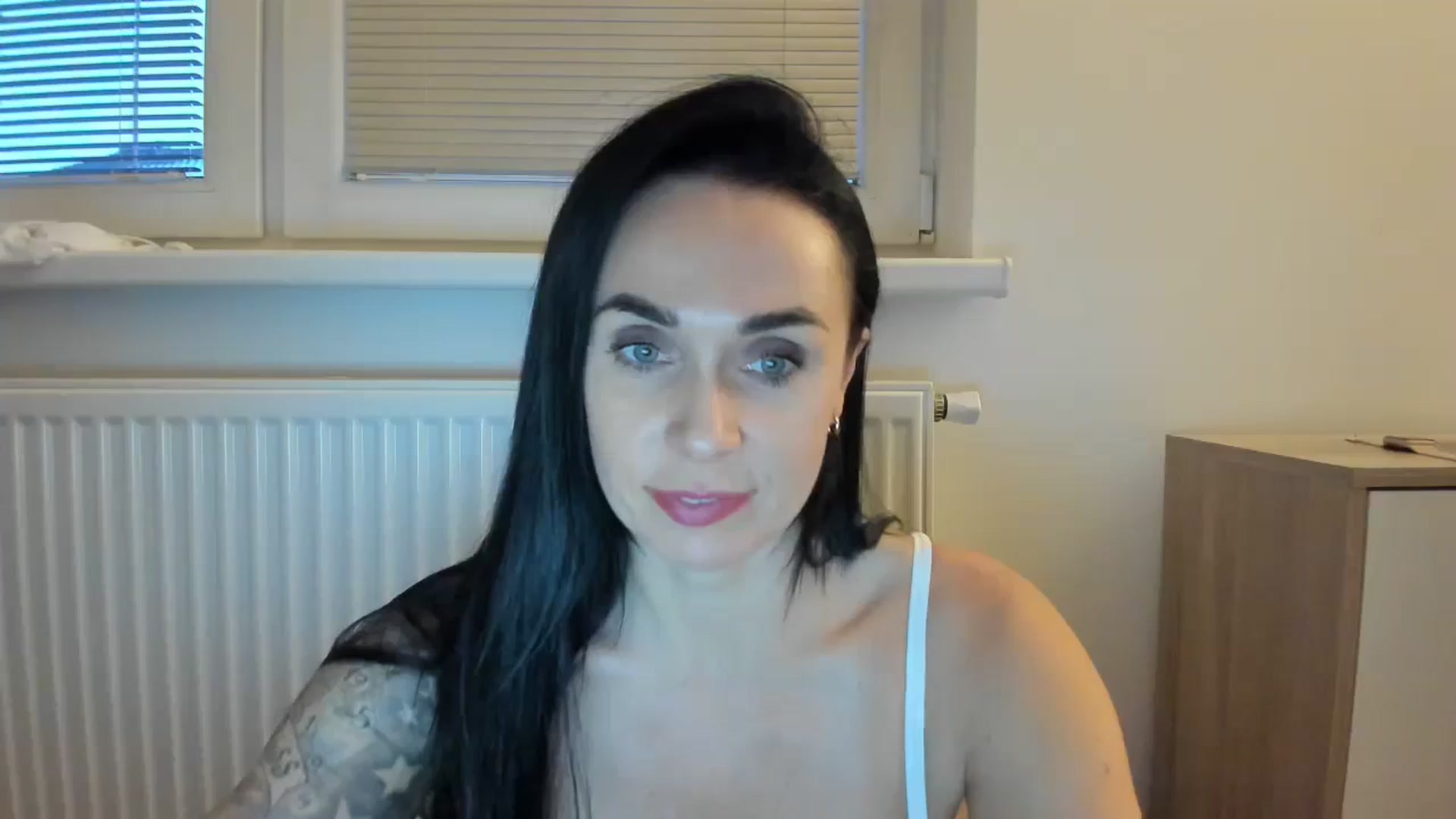 Gallery image thumbnail from Saandruskaa's myfreecams stream on, 12/10/2023, 15:31 image 15 of 20