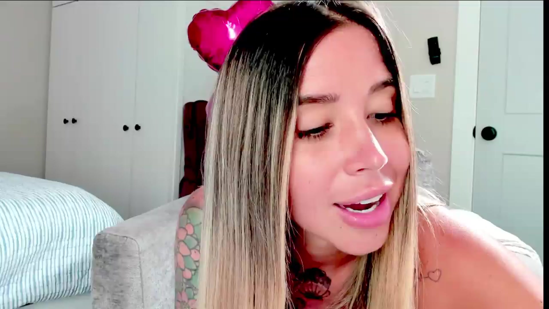 Gallery image thumbnail from SabrinaCris's myfreecams stream on, 06/09/2026, 19:22 image 4 of 20