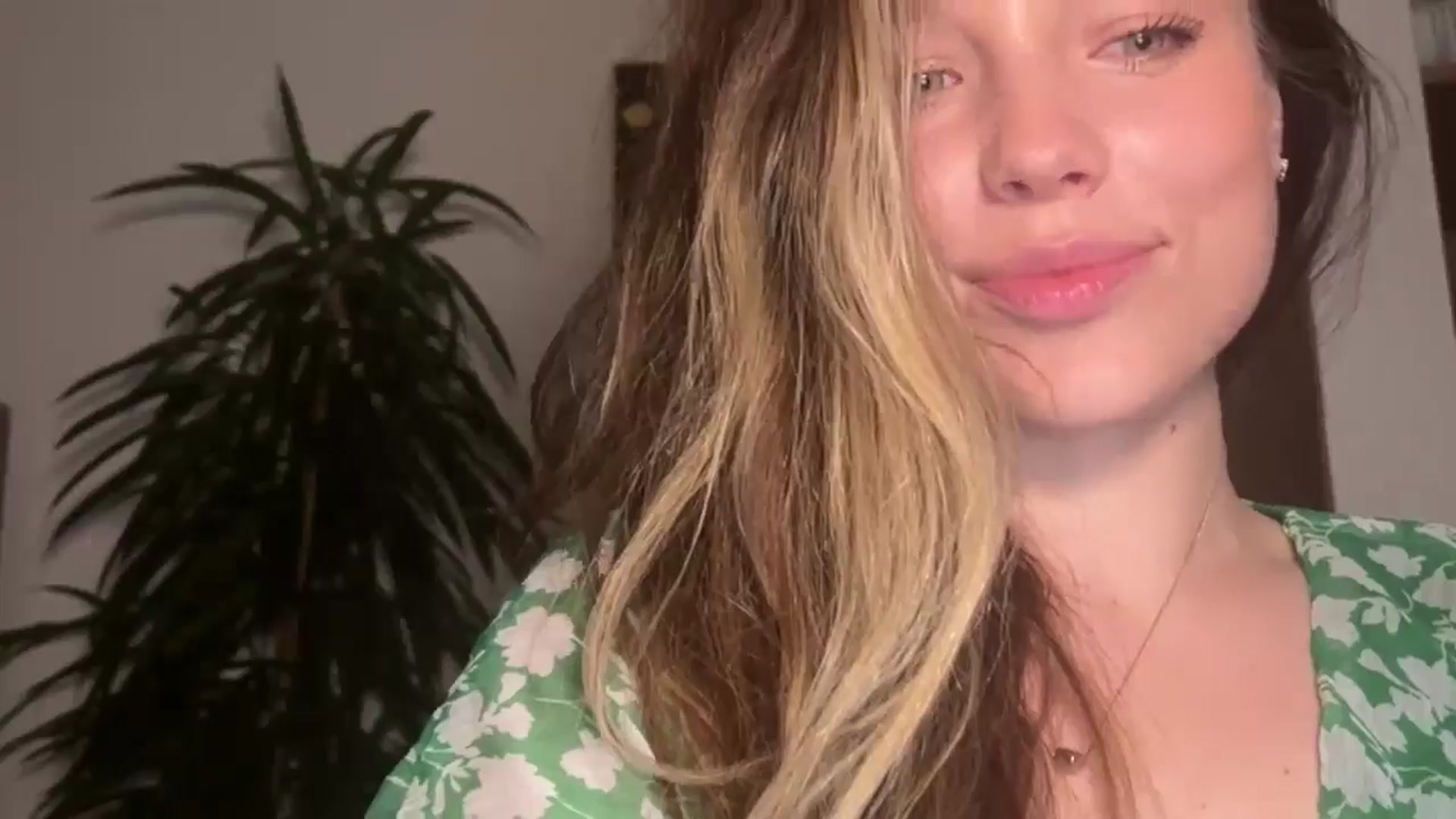 Gallery image thumbnail from SabrinaGolden's myfreecams stream on, 09/26/2024, 20:21 image 7 of 20