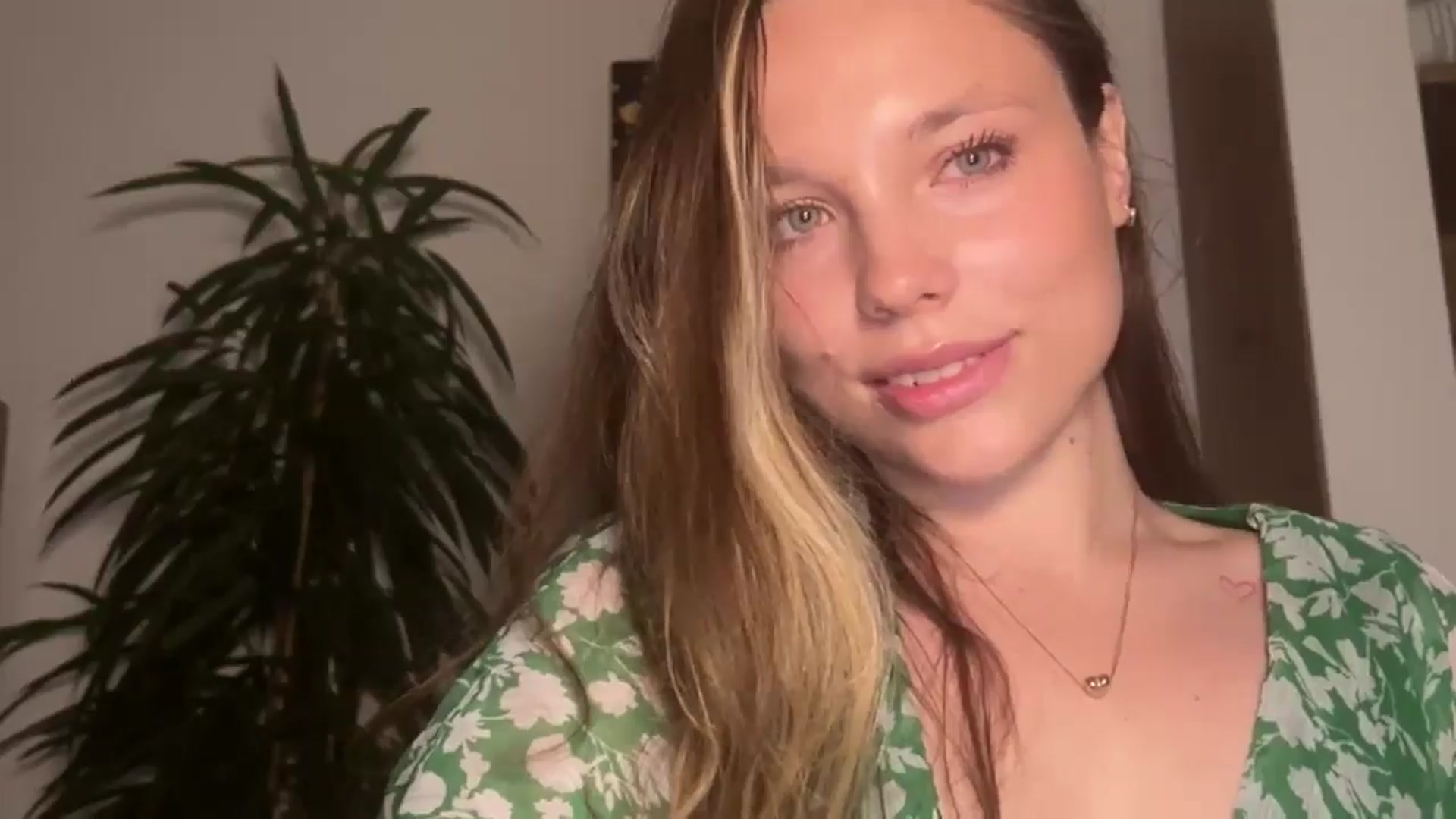 Gallery image thumbnail from SabrinaGolden's myfreecams stream on, 09/26/2024, 20:21 image 19 of 20