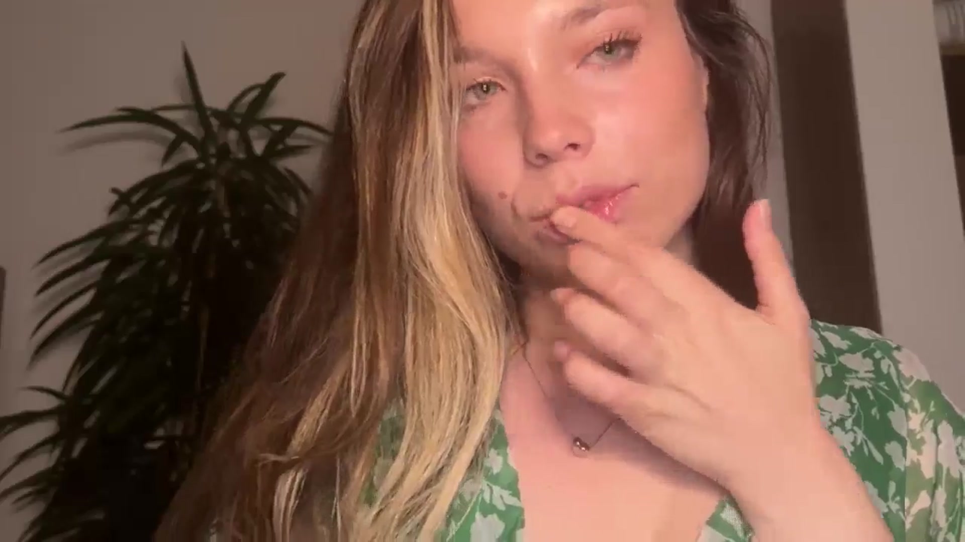Gallery image thumbnail from SabrinaGolden's myfreecams stream on, 09/26/2024, 20:21 image 12 of 20