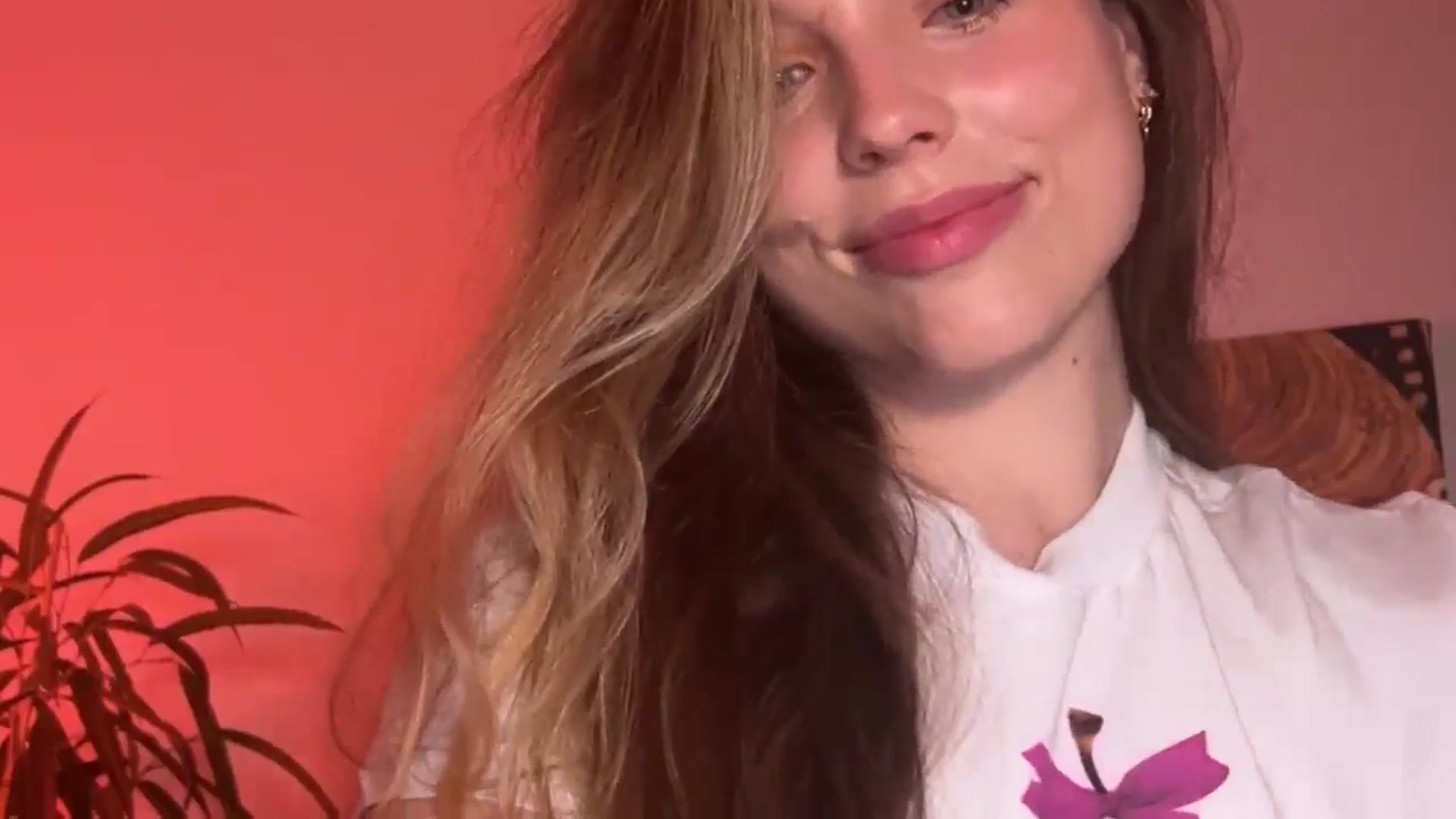 Gallery image thumbnail from SabrinaGolden's myfreecams stream on, 09/27/2024, 19:06 image 19 of 20