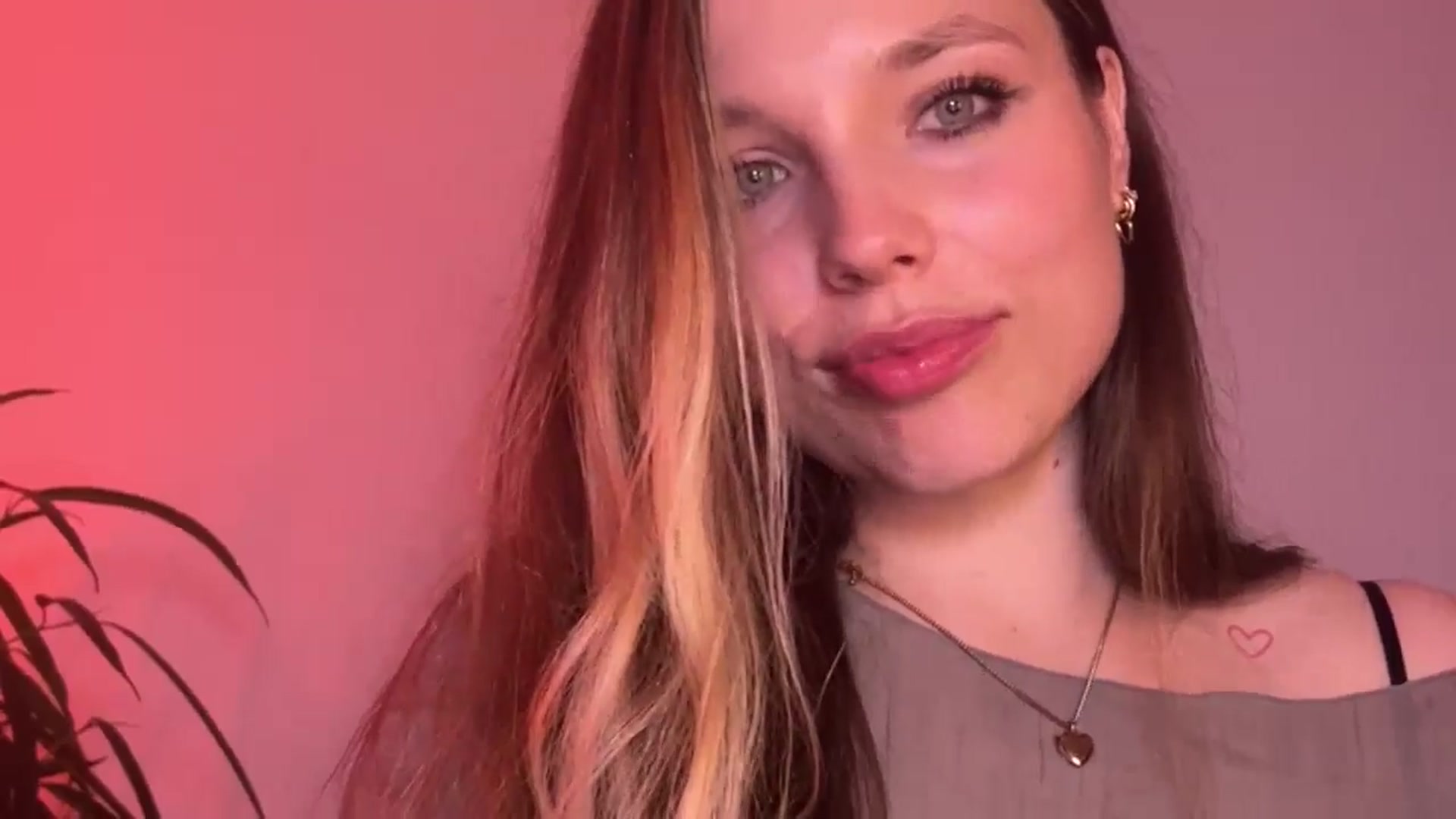 Gallery image thumbnail from SabrinaGolden's myfreecams stream on, 10/19/2024, 21:51 image 18 of 20