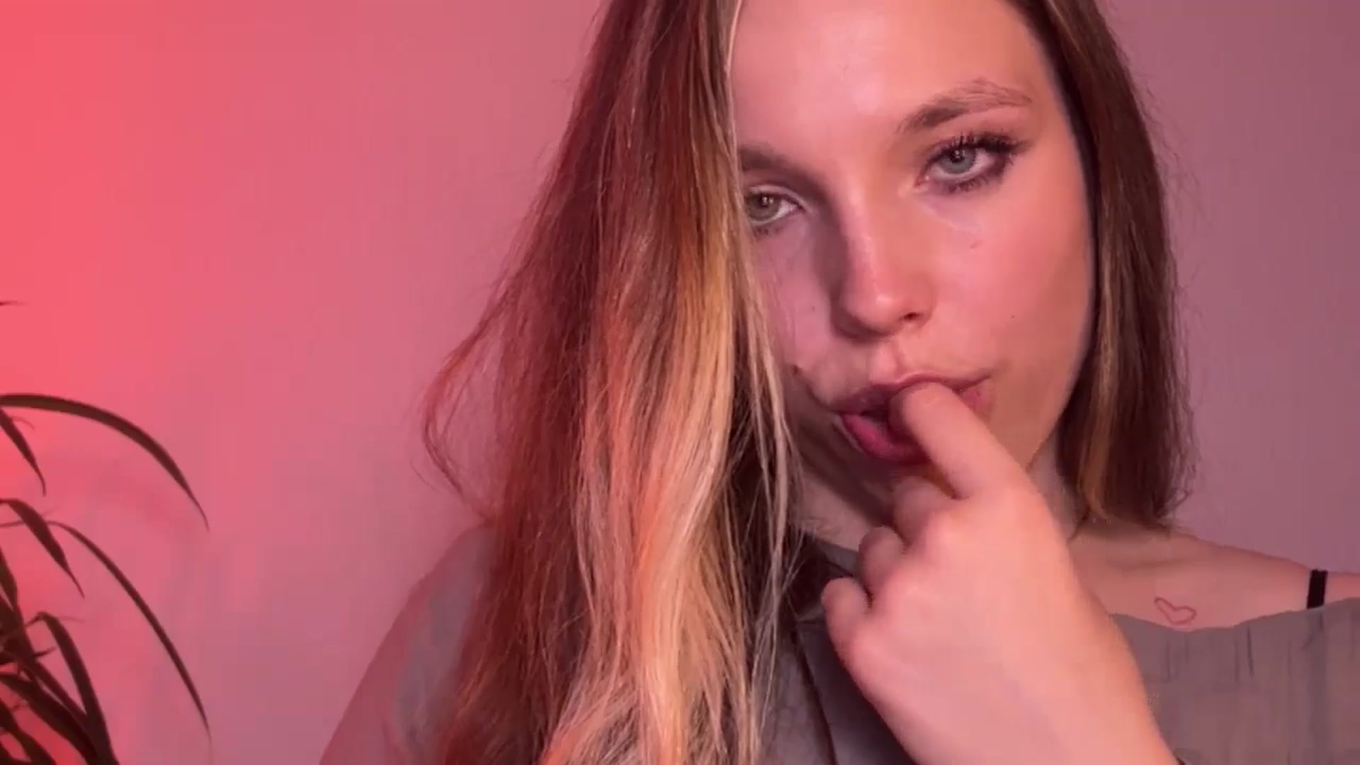Gallery image thumbnail from SabrinaGolden's myfreecams stream on, 10/19/2024, 21:51 image 7 of 20
