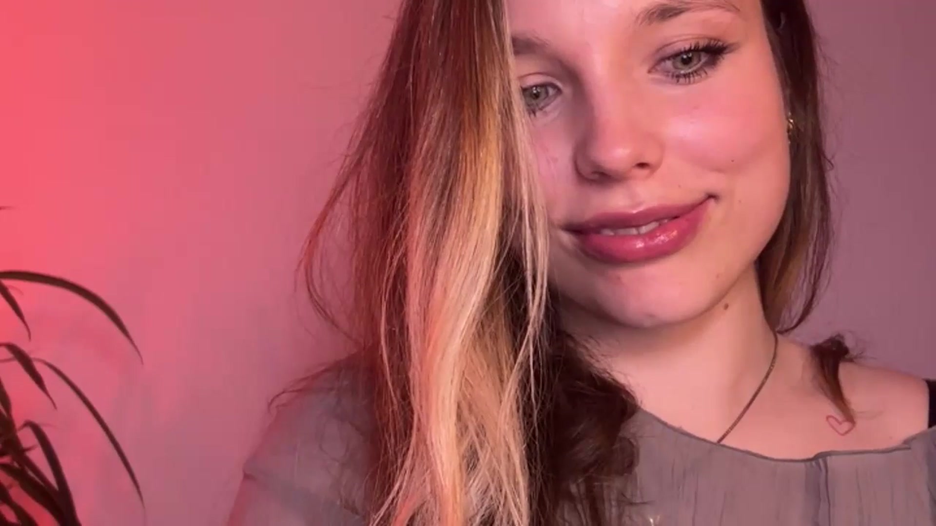 Gallery image thumbnail from SabrinaGolden's myfreecams stream on, 10/19/2024, 21:51 image 4 of 20