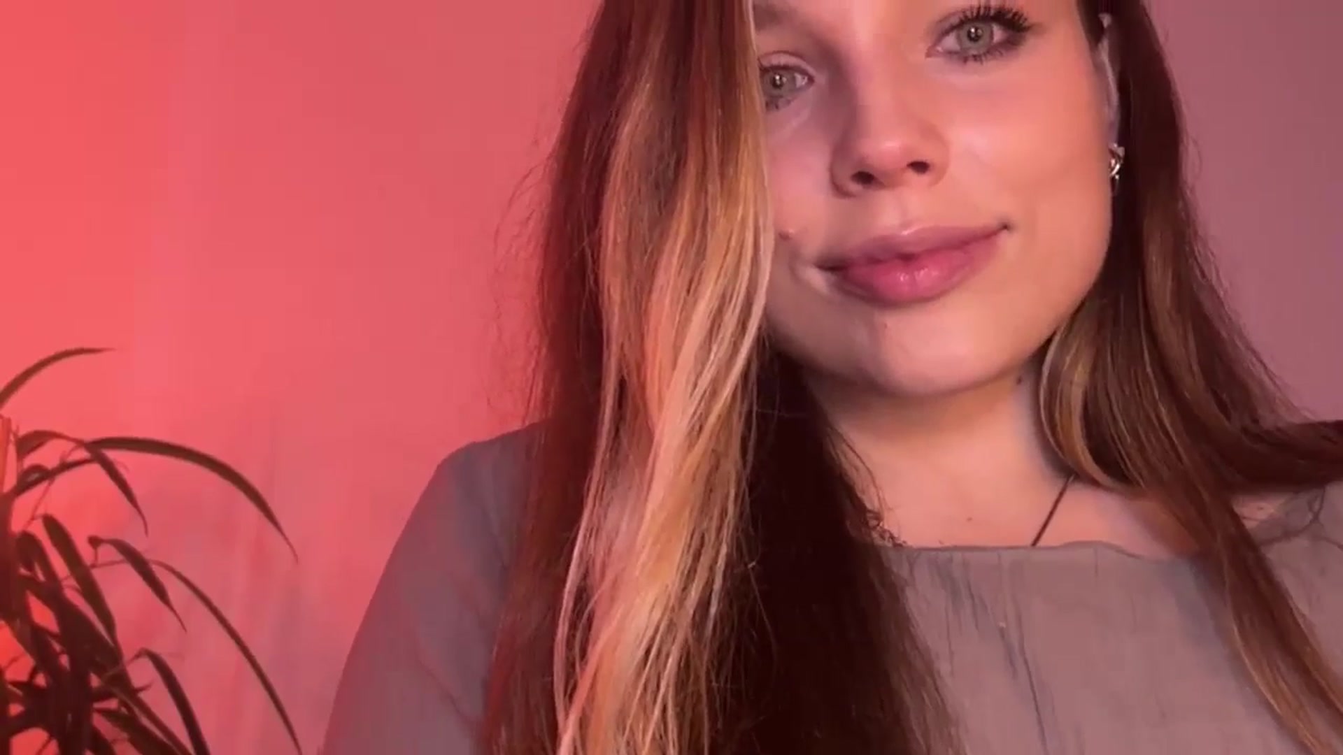 Gallery image thumbnail from SabrinaGolden's myfreecams stream on, 10/19/2024, 23:20 image 6 of 20