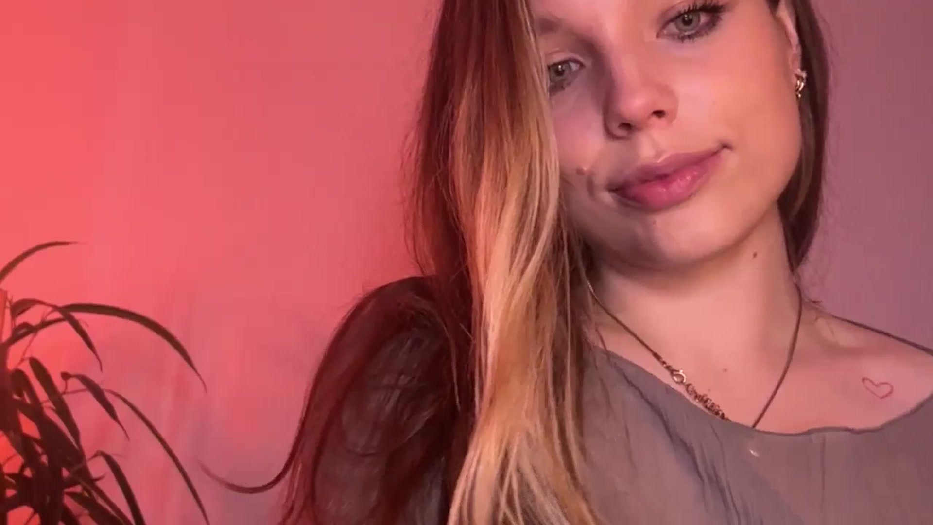 Gallery image thumbnail from SabrinaGolden's myfreecams stream on, 10/19/2024, 23:20 image 13 of 20
