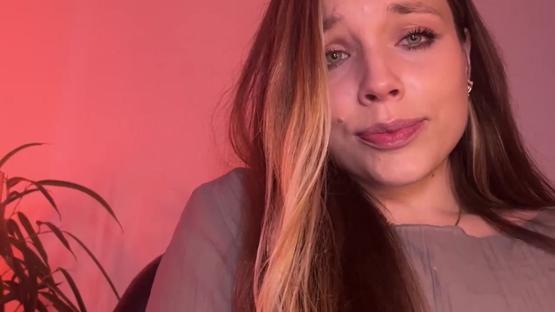 Gallery image thumbnail from SabrinaGolden's myfreecams stream on, 10/19/2024, 23:20 image 3 of 20