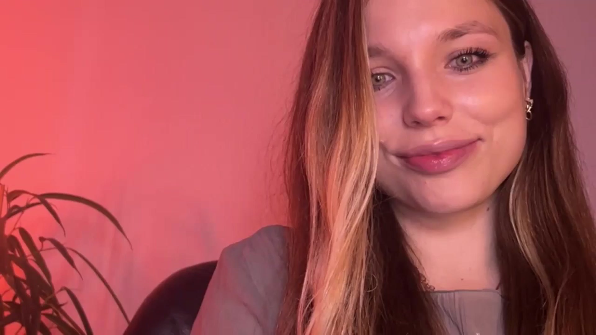 Gallery image thumbnail from SabrinaGolden's myfreecams stream on, 10/19/2024, 23:20 image 1 of 20