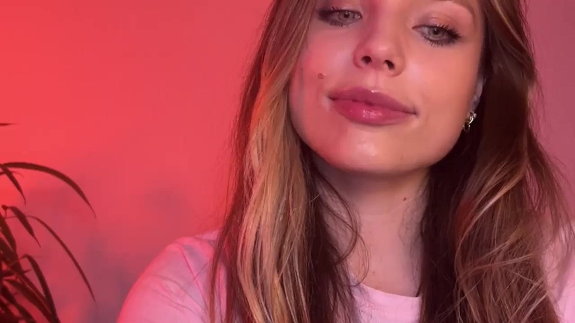 Gallery image thumbnail from SabrinaGolden's myfreecams stream on, 10/20/2024, 01:00 image 6 of 20