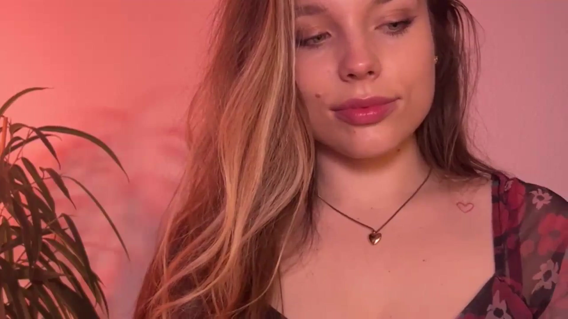 Gallery image thumbnail from SabrinaGolden's myfreecams stream on, 10/20/2024, 23:45 image 3 of 20