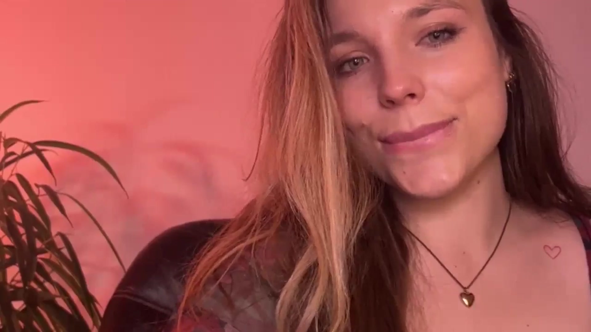 Gallery image thumbnail from SabrinaGolden's myfreecams stream on, 10/20/2024, 23:45 image 18 of 20
