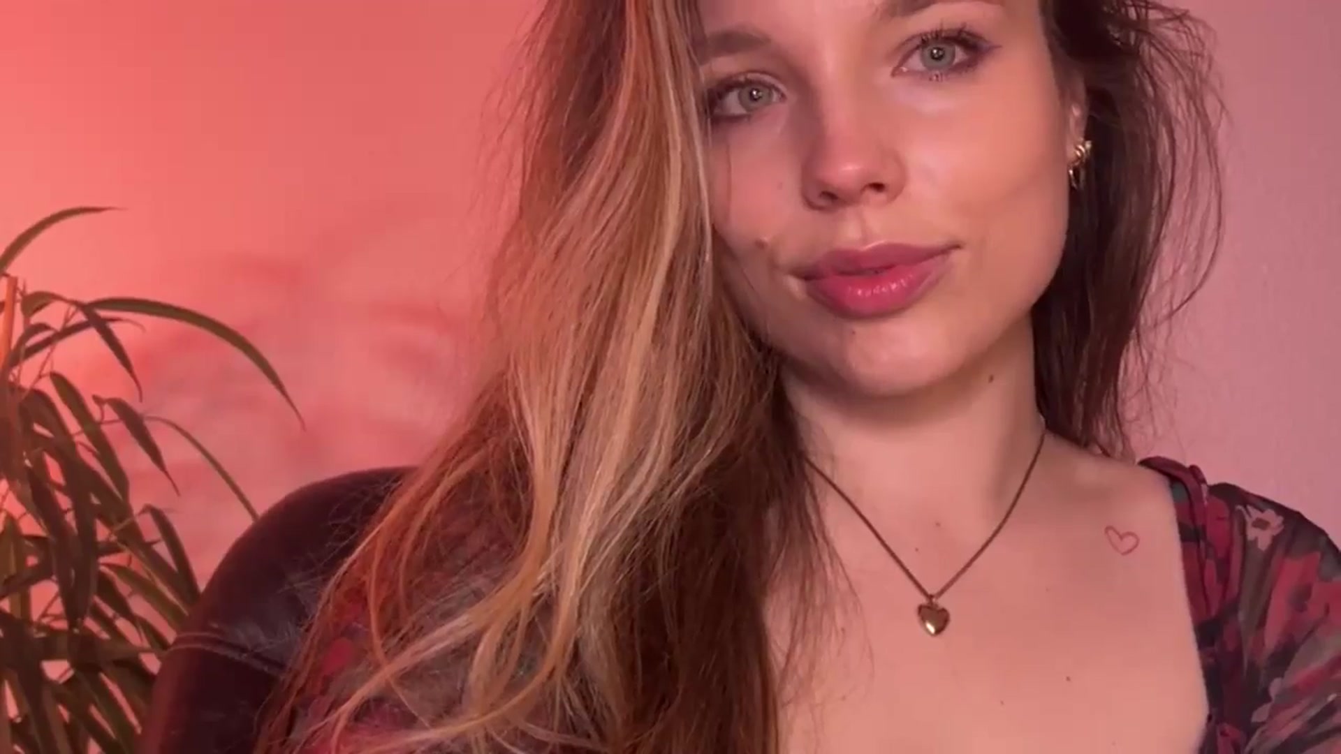 Gallery image thumbnail from SabrinaGolden's myfreecams stream on, 10/20/2024, 23:45 image 6 of 20