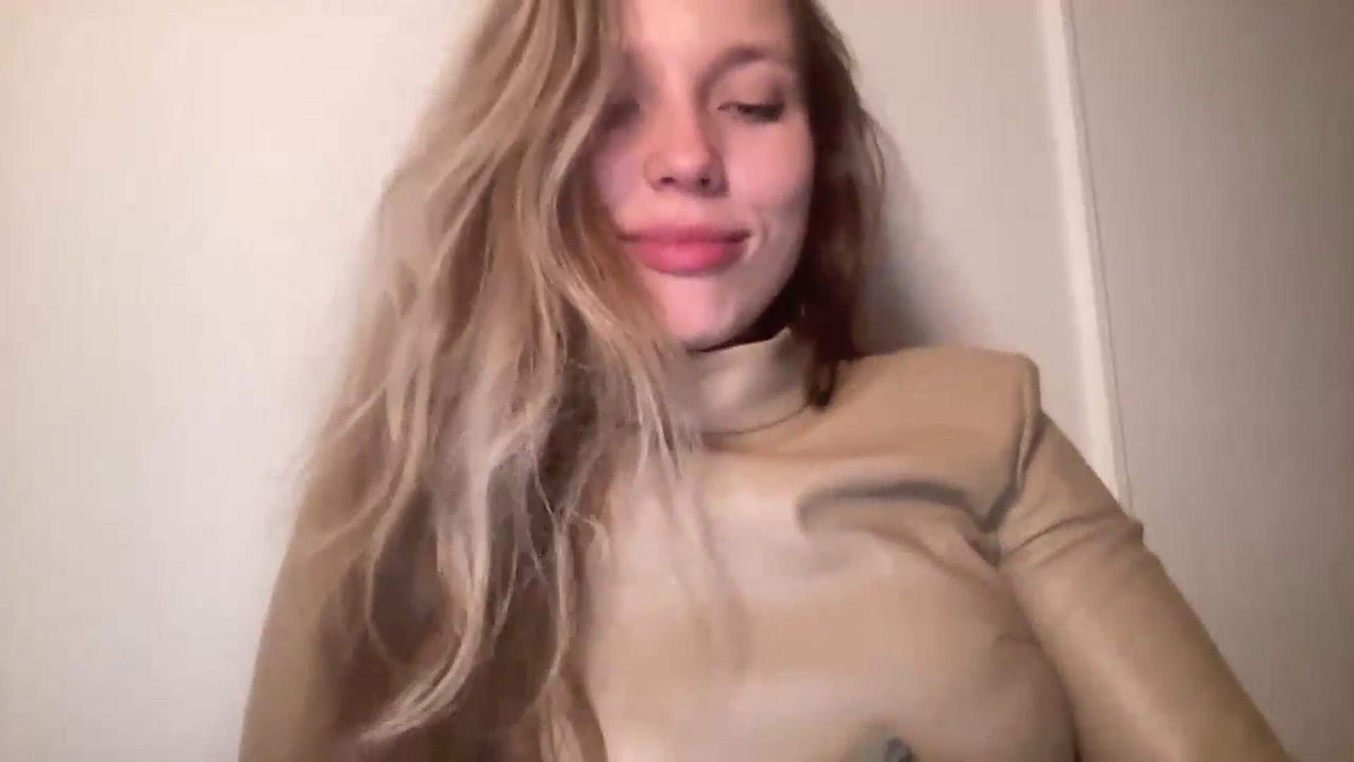 Gallery image thumbnail from SabrinaGolden's myfreecams stream on, 10/26/2024, 22:36 image 4 of 20