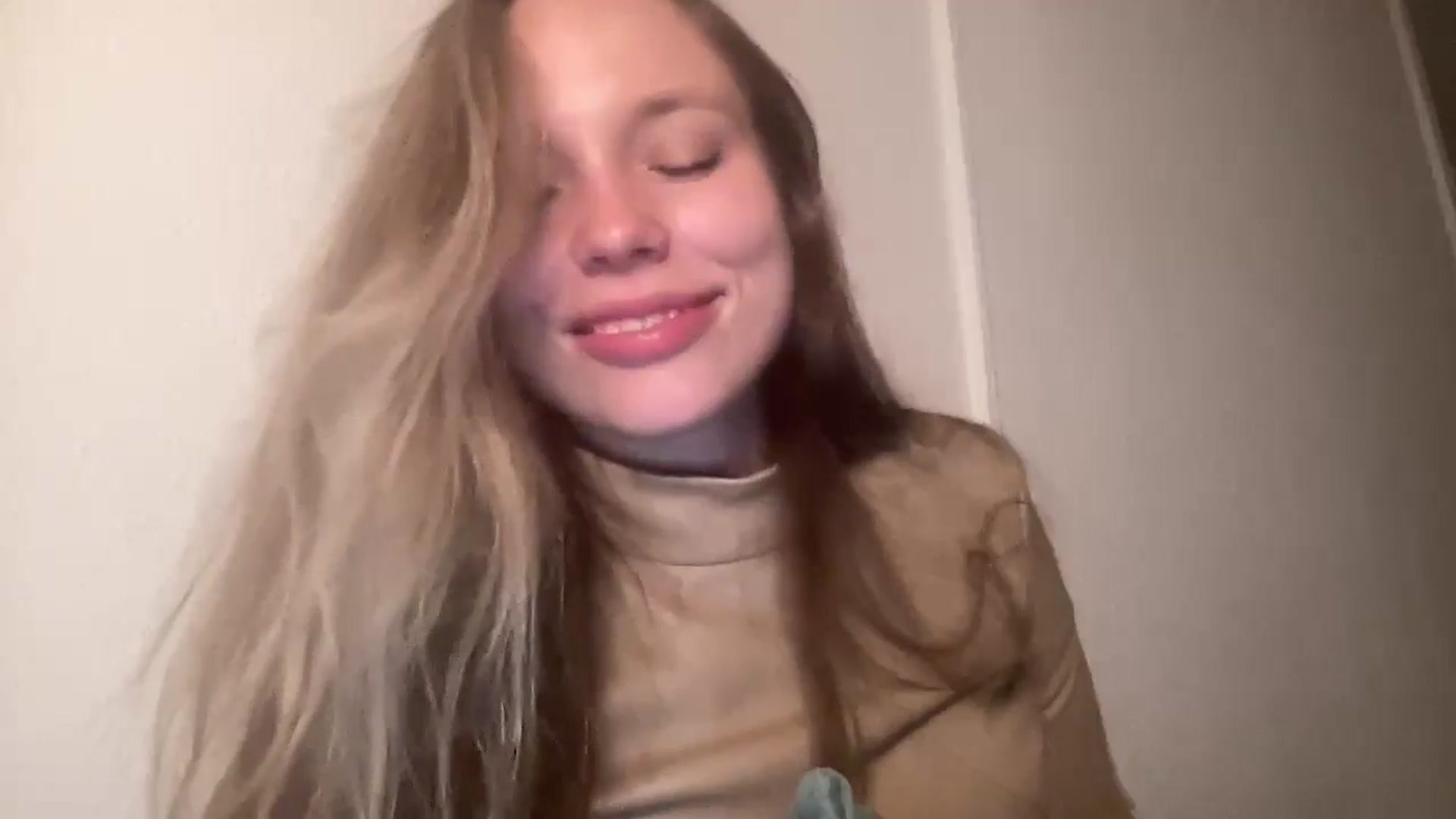 Gallery image thumbnail from SabrinaGolden's myfreecams stream on, 10/26/2024, 22:36 image 13 of 20