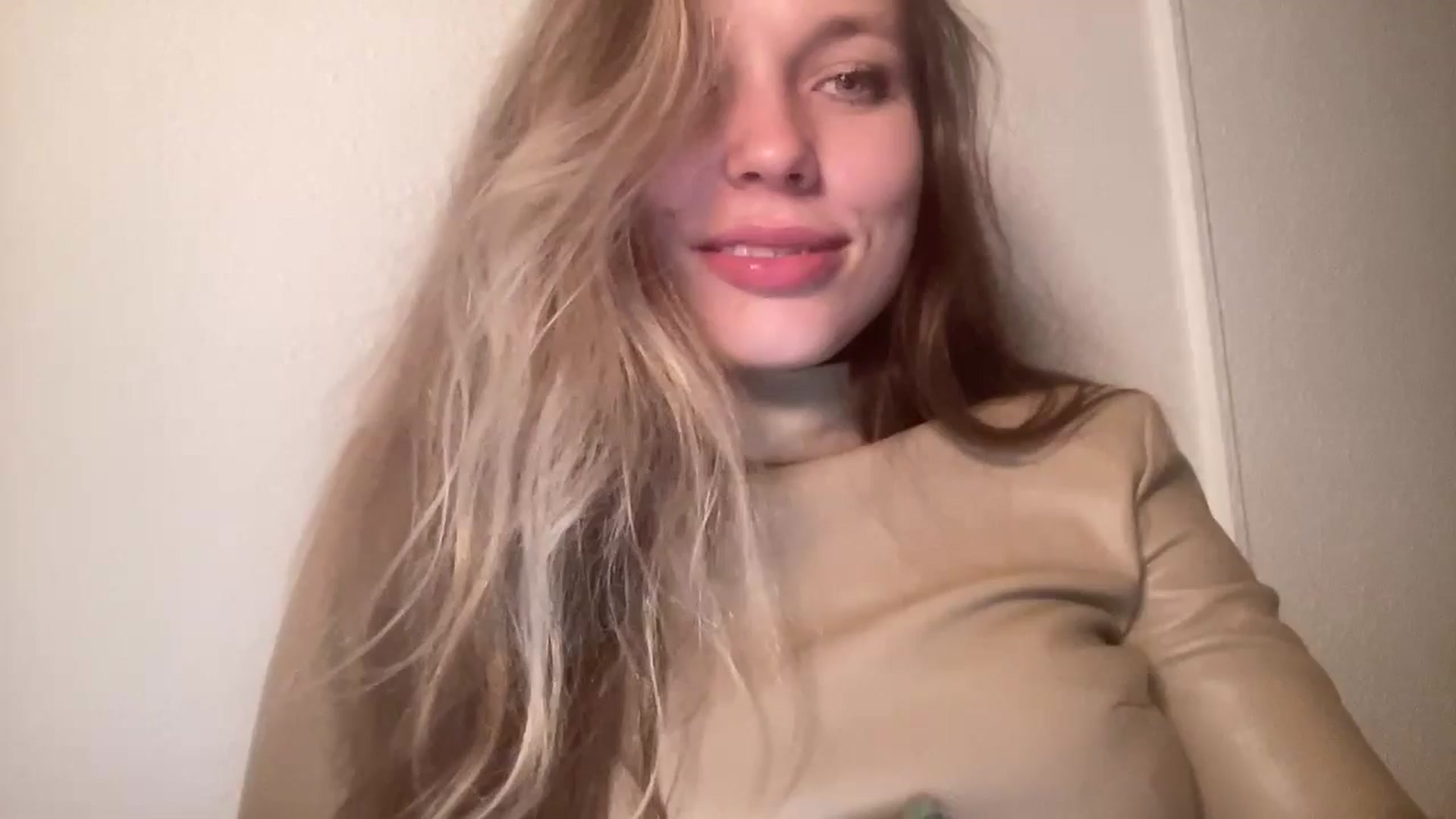 Gallery image thumbnail from SabrinaGolden's myfreecams stream on, 10/26/2024, 22:36 image 8 of 20