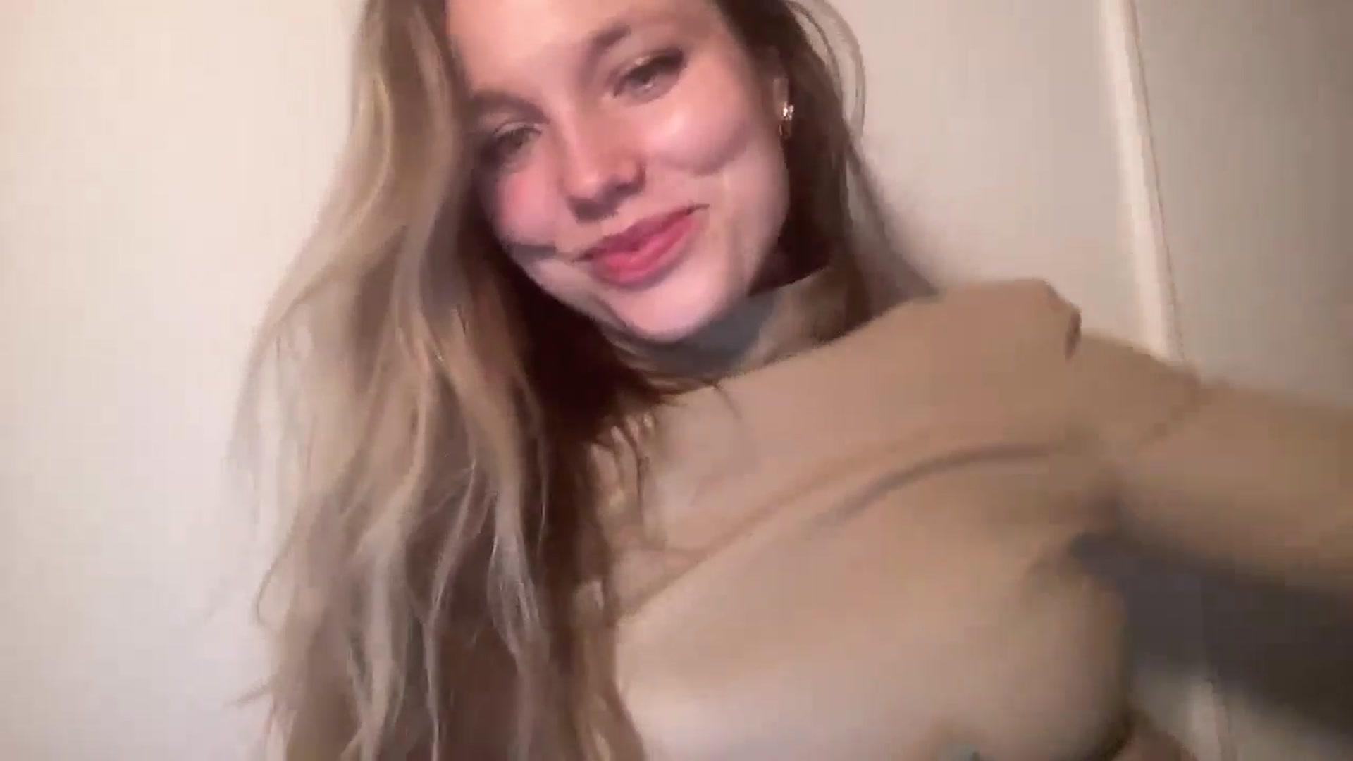Gallery image thumbnail from SabrinaGolden's myfreecams stream on, 10/26/2024, 22:36 image 3 of 20