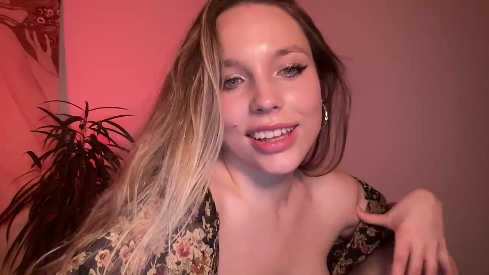Gallery image thumbnail from SabrinaGolden's myfreecams stream on, 11/10/2024, 19:59 image 10 of 20
