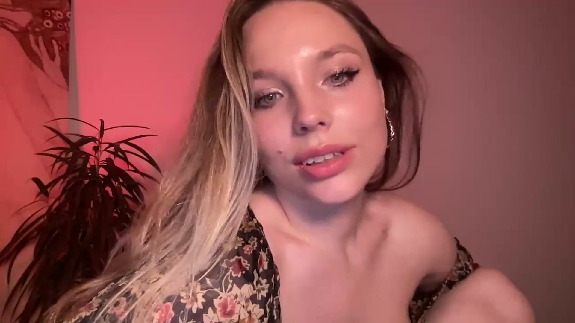 Gallery image thumbnail from SabrinaGolden's myfreecams stream on, 11/10/2024, 19:59 image 8 of 20