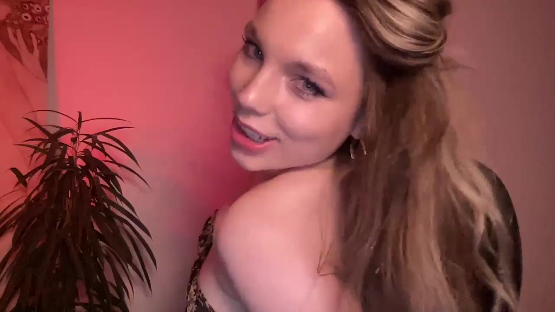 Gallery image thumbnail from SabrinaGolden's myfreecams stream on, 11/10/2024, 21:28 image 3 of 20