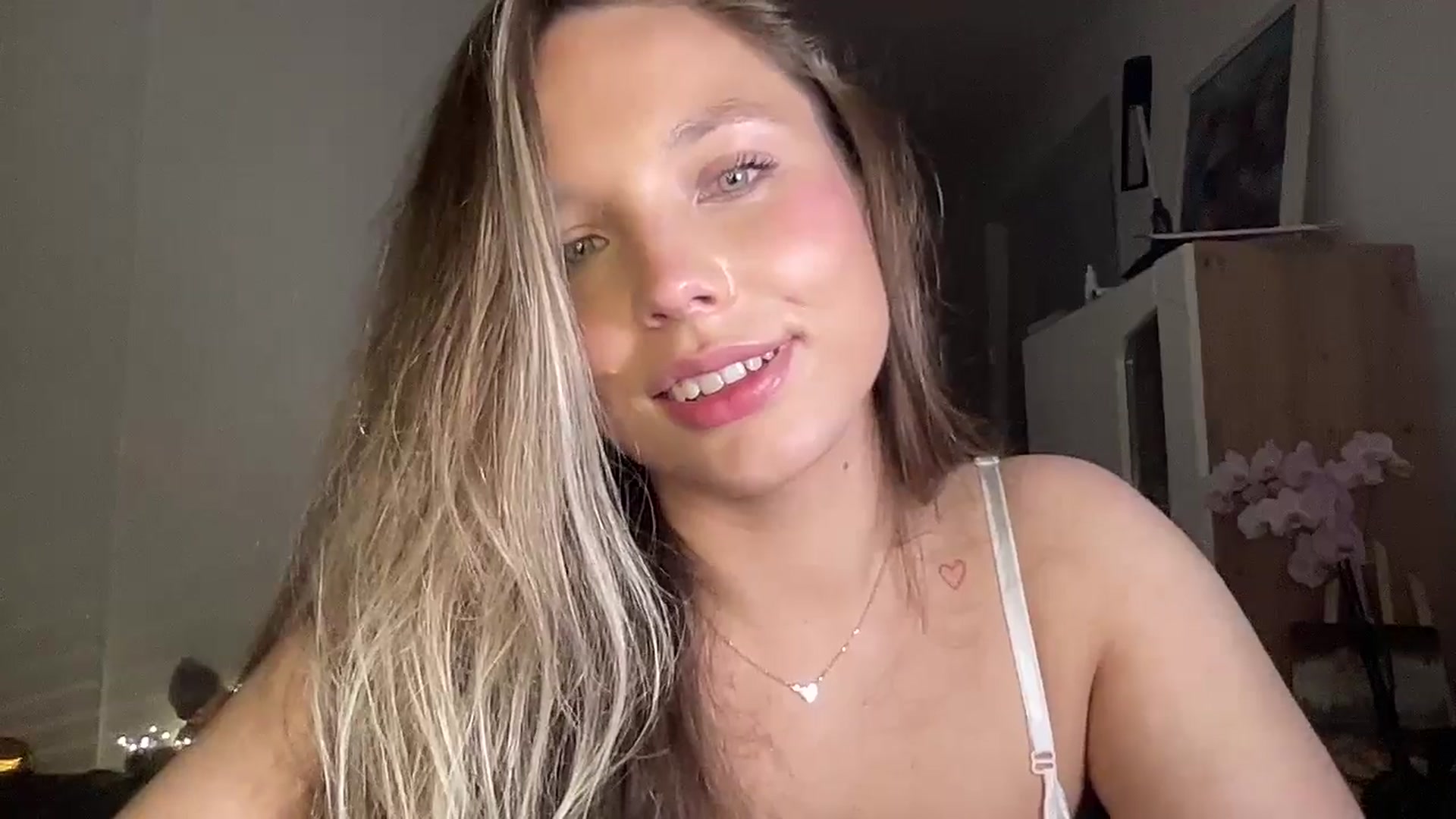 Gallery image thumbnail from SabrinaGolden's myfreecams stream on, 04/20/2025, 24:26 image 10 of 20
