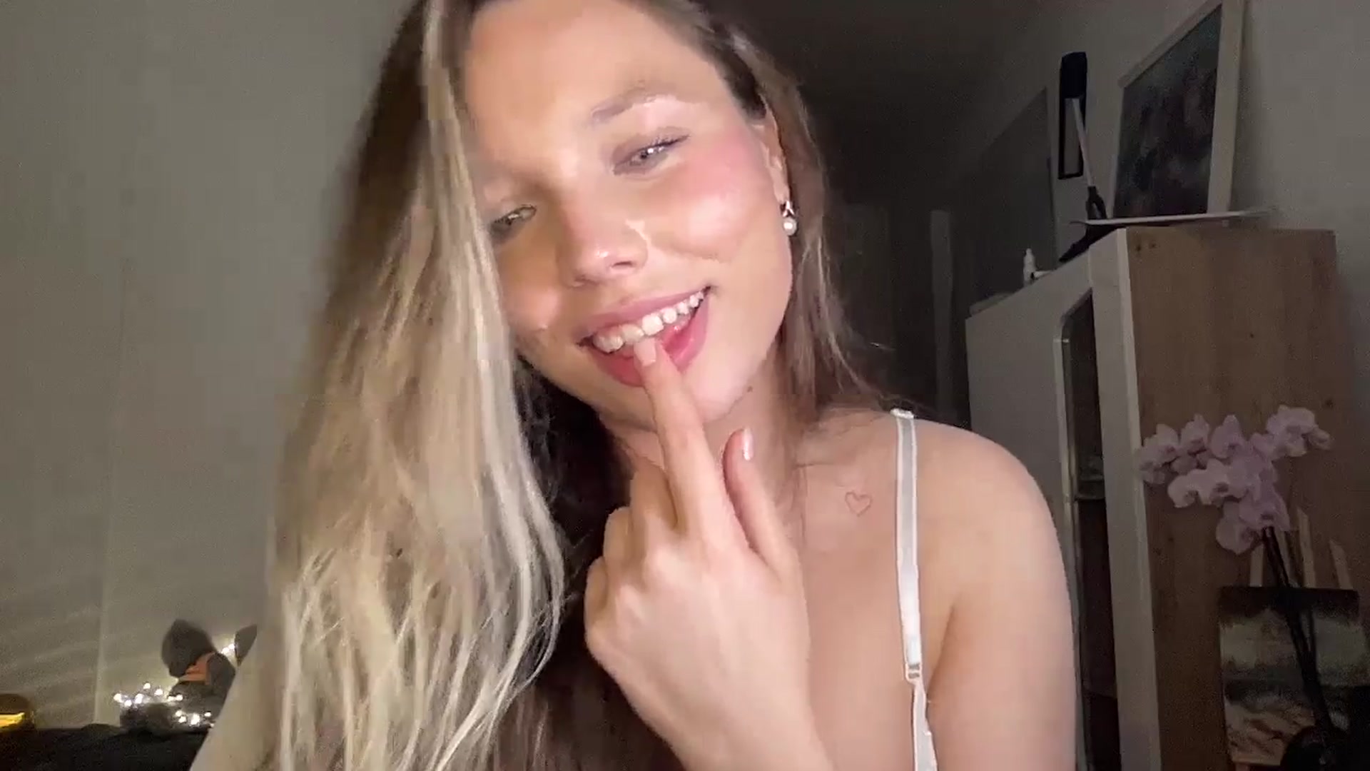 Gallery image thumbnail from SabrinaGolden's myfreecams stream on, 04/20/2025, 24:26 image 11 of 20