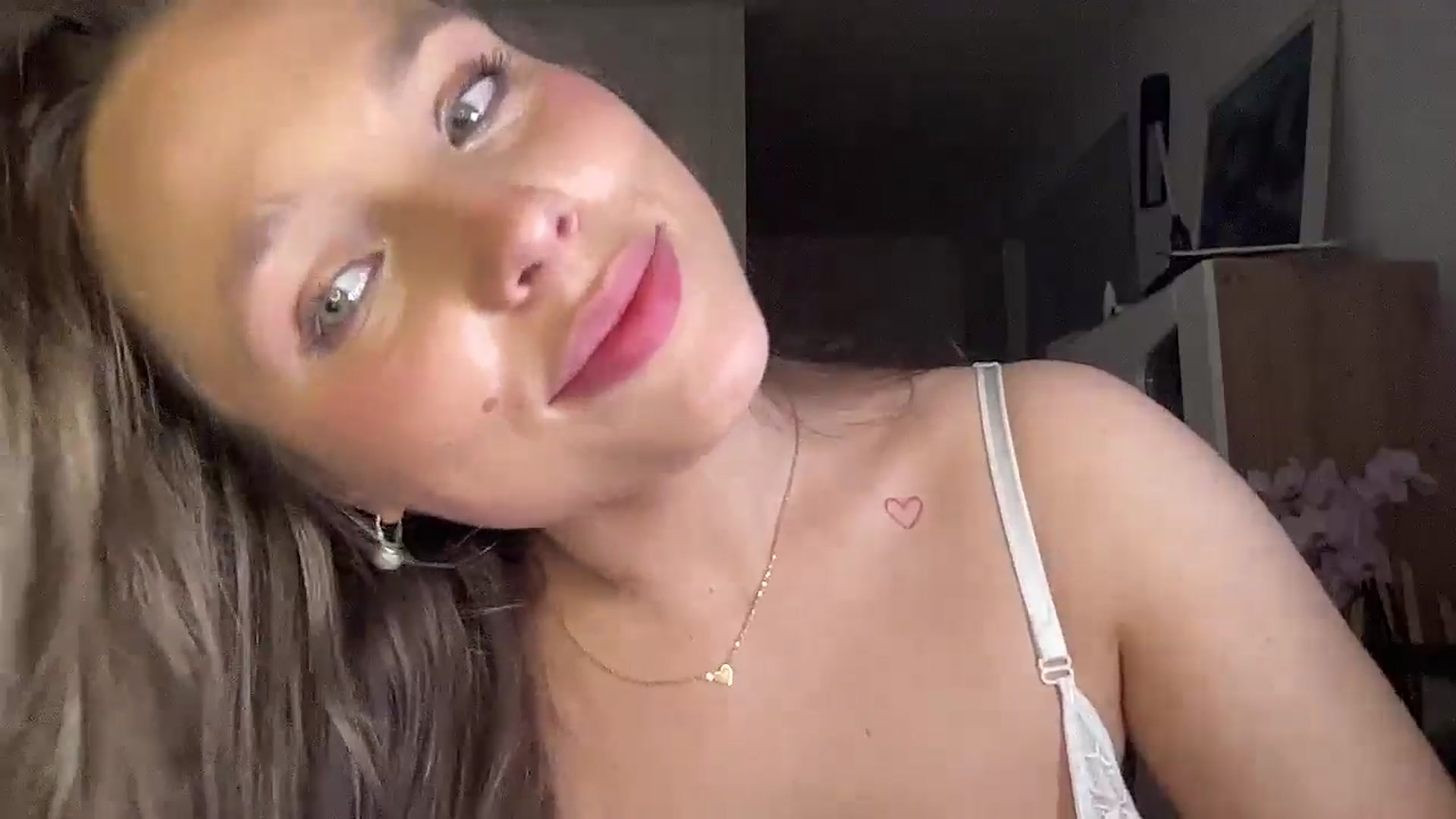 Gallery image thumbnail from SabrinaGolden's myfreecams stream on, 04/20/2025, 24:26 image 6 of 20