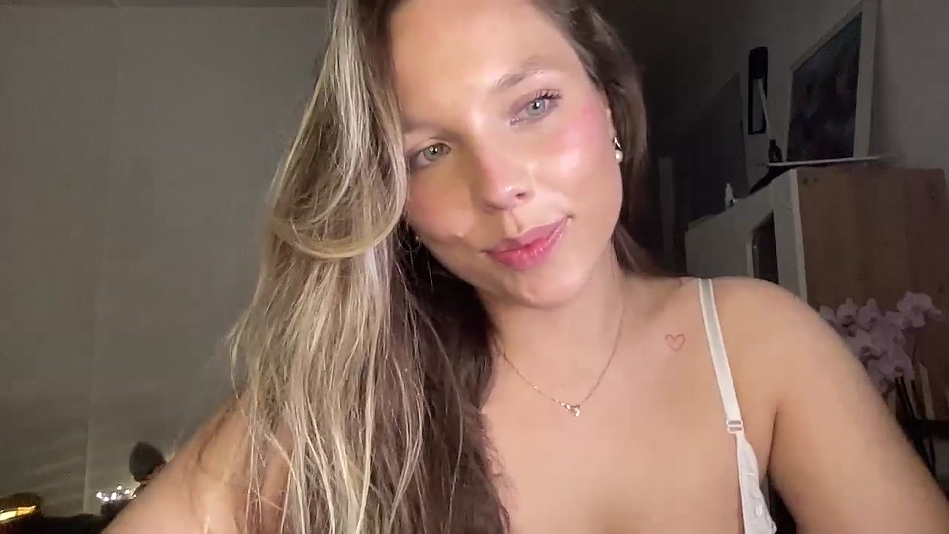 Gallery image thumbnail from SabrinaGolden's myfreecams stream on, 04/20/2025, 24:26 image 5 of 20