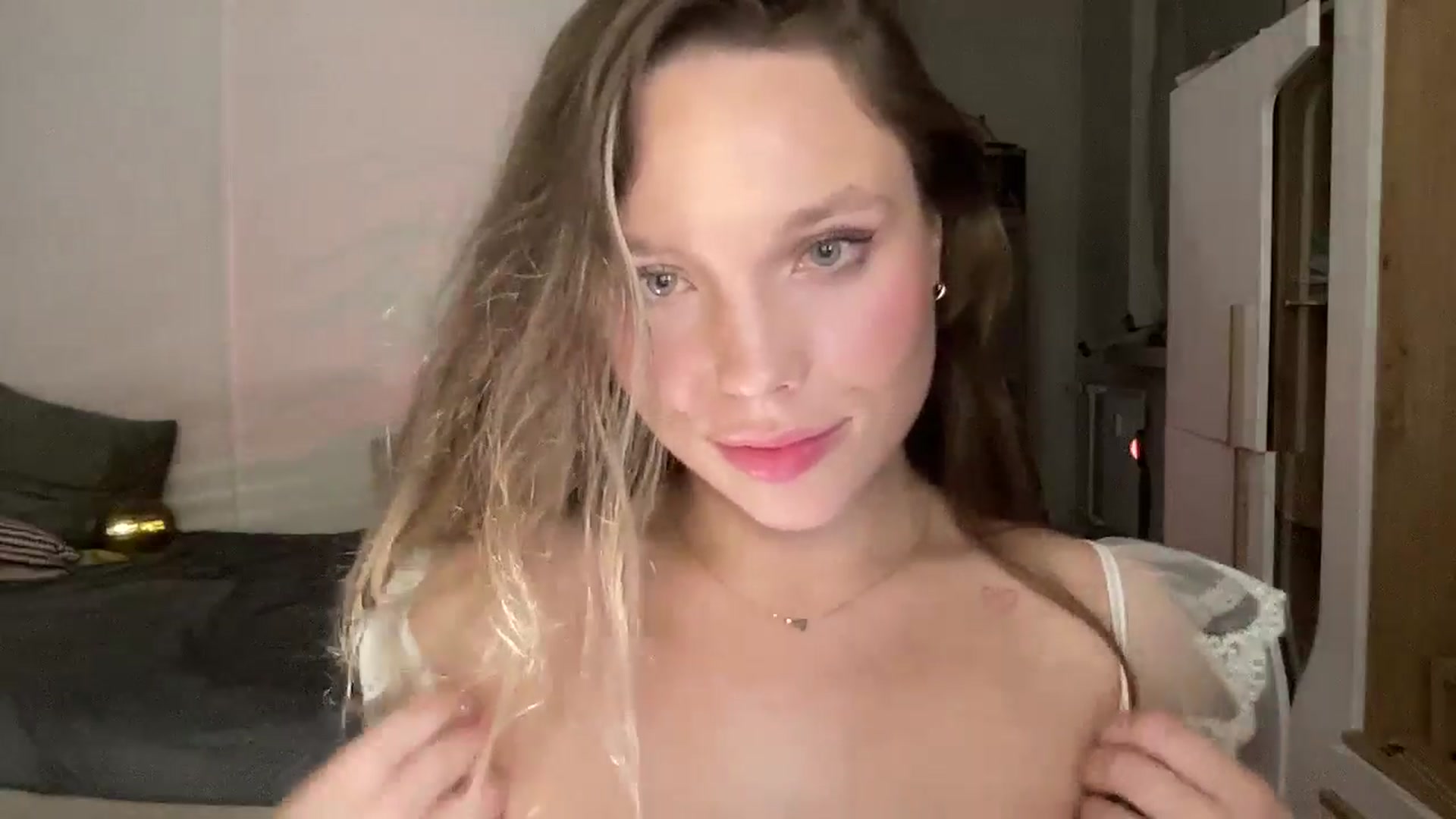 Gallery image thumbnail from SabrinaGolden's myfreecams stream on, 04/22/2025, 02:04 image 10 of 20