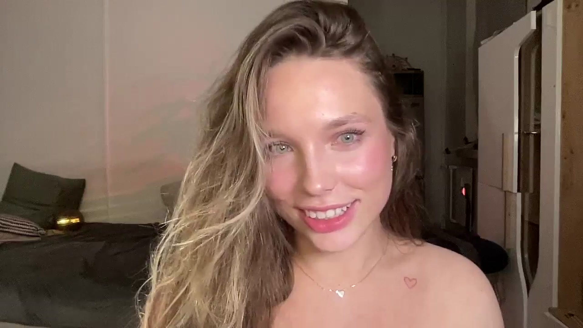 Gallery image thumbnail from SabrinaGolden's myfreecams stream on, 04/22/2025, 02:04 image 2 of 20