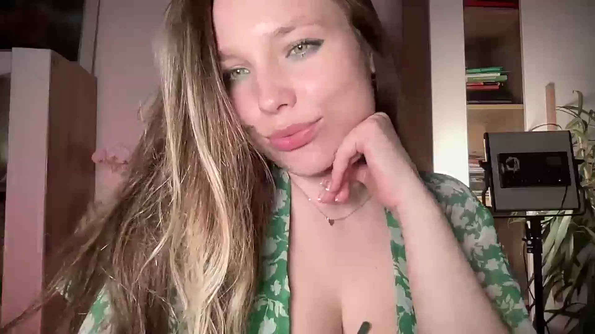 Gallery image thumbnail from SabrinaGolden's myfreecams stream on, 04/28/2025, 22:00 image 5 of 20