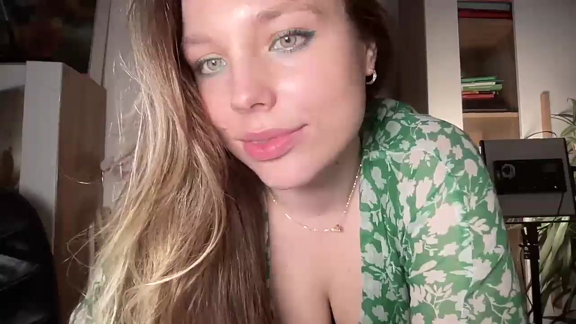 Gallery image thumbnail from SabrinaGolden's myfreecams stream on, 04/28/2025, 22:00 image 13 of 20